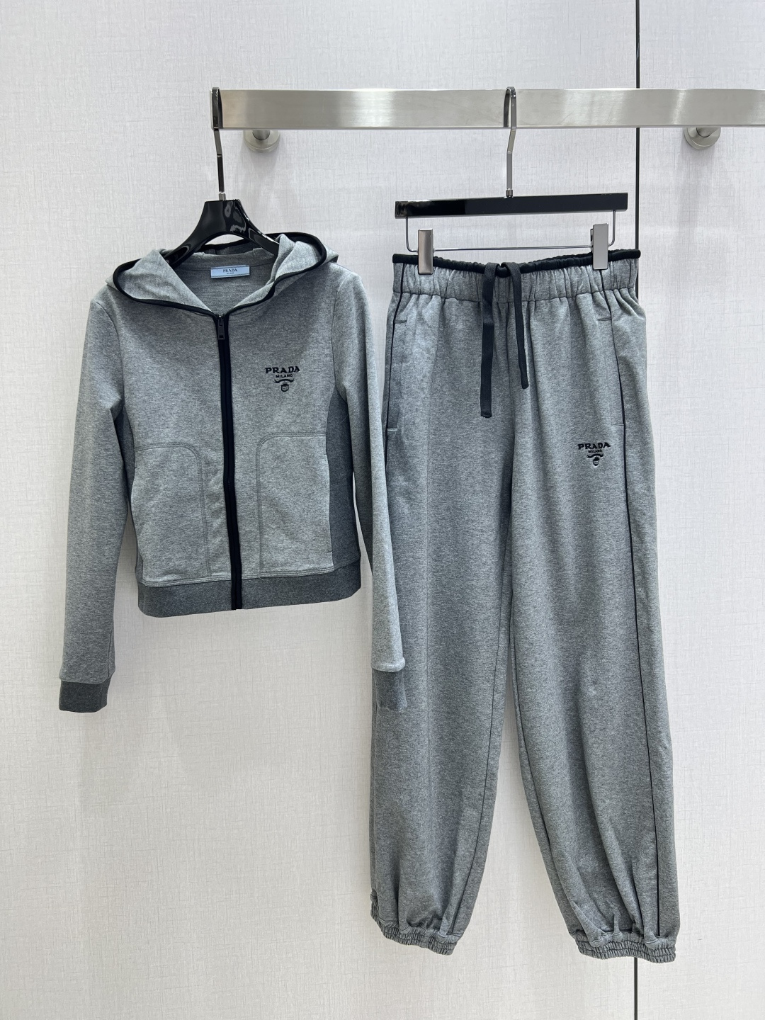 NO:499881,Highly recommended PRA*2025 early autumn new style, hooded pocket trousers set, slimming on the upper body and improving fashion, retro and elegant temperament items. Must-have in the wardrobe!  Workmanship quality depends on details. Two colors SML code high-quality ABC, prada, hats, alexander wang19860909强烈推荐 PRA*2025早秋新款 连帽口袋长裤套装 上身显瘦又提升时髦度,复古优雅气质单品.衣橱必备！做工品质看细节.两个色 SML码 高品质ABC,,prada,hats,alexander wang,Women's clothing