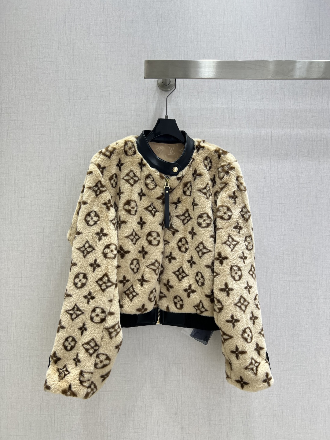 NO:499891,Highly recommended LV*2025 early autumn new style plush long-sleeved zipper jacket comfortable to touch artificial wool inner clamp fits comfortably and stylish dual needs to be integrated into every day outfit scene. One color SML code High quality ABC,,louis vuitton,jackets & coats,alexander wang19860909强烈推荐 LV*2025早秋新款 毛绒长袖拉链外套 手感舒适的人造毛 内里夹棉 贴合舒适与时髦的双需求能融入每个日常的穿搭场景中.一个色 SML码 高品质ABC,,louis vuitton,jackets & coats,alexander wang,Women's clothing