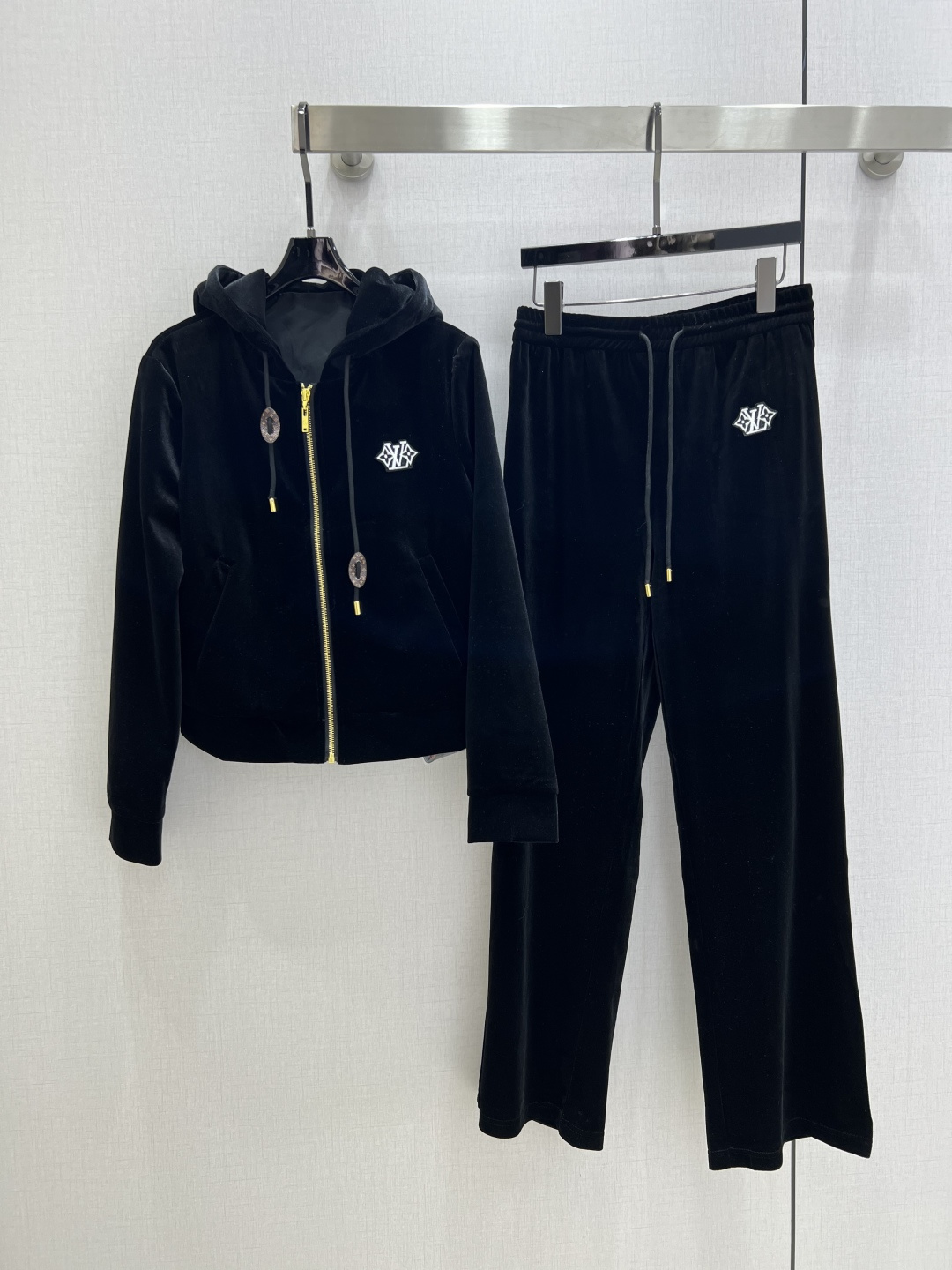 NO:499901,Highly recommended LV*2025 early autumn new style Velvet hooded trousers suit Everyone can control it. High-density fashionable casual style Vintage handsome medieval style The dual needs of fitting comfort and fashionable can be integrated into every daily outfit scene. Playful and age-reducing design elements Two colors SML code High-quality ABC,,louis vuitton,hats,alexander wang19860909强烈推荐 LV*2025早秋新款 丝绒连帽长裤套装 人人都能驾驭的丝绒套装.高密度时髦休闲风 Vintage帅气 中古风 贴合舒适与时髦的双需求能融入每个日常的穿搭场景中.俏皮减龄充满元气的设计元素 两个色 SML码 高品质ABC,,louis vuitton,hats,alexander wang,Women's clothing