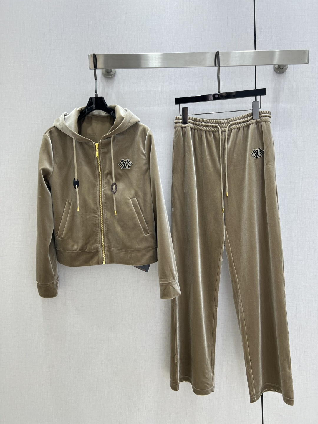 NO:499863,Highly recommended LV*2025 early autumn new style Velvet hooded trousers suit Everyone can control it. High-density fashionable casual style Vintage handsome medieval style The dual needs of fitting comfort and fashionable can be integrated into every daily outfit scene. Playful and age-reducing design elements Two colors SML code High-quality ABC,,louis vuitton,hats,alexander wang19860909强烈推荐 LV*2025早秋新款 丝绒连帽长裤套装 人人都能驾驭的丝绒套装.高密度时髦休闲风 Vintage帅气 中古风 贴合舒适与时髦的双需求能融入每个日常的穿搭场景中.俏皮减龄充满元气的设计元素 两个色 SML码 高品质ABC,,louis vuitton,hats,alexander wang,Women's clothing