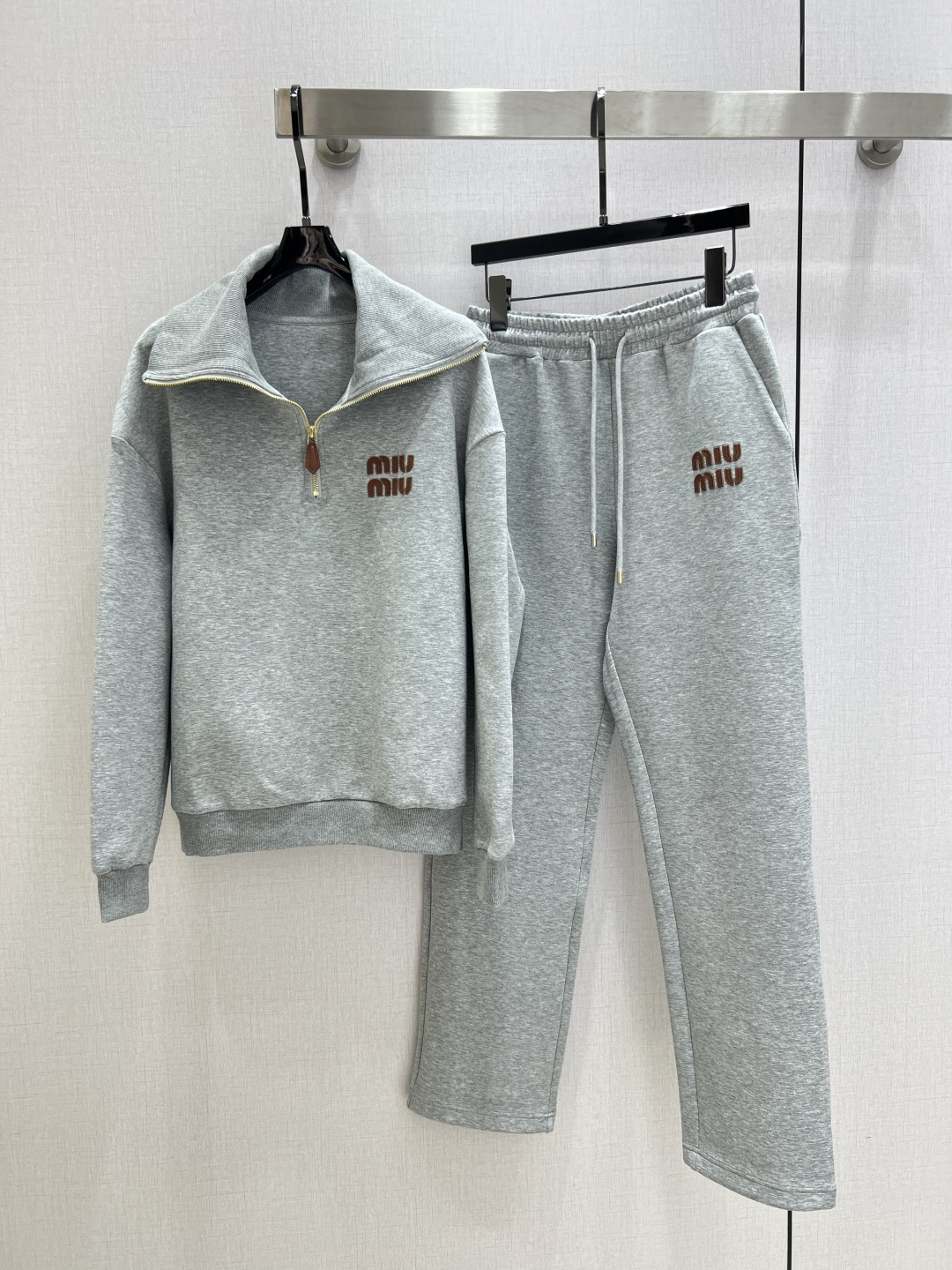 NO:499873,Highly recommended MIU*2025 early autumn new style, zipper drawstring trousers set, double-sided jacket, slimming on the upper body and improving fashion, retro and elegant temperament items. Must-have in the wardrobe!  Workmanship quality depends on details. Two colors SML codes High-quality ABC, miumiu, jackets & coats, alexander wang19860909强烈推荐 MIU*2025早秋新款 拉链抽绳长裤套装 外套双面可穿 上身显瘦又提升时髦度,复古优雅气质单品.衣橱必备！做工品质看细节.两个色 SML码 高品质ABC,,miumiu,jackets & coats,alexander wang,Women's clothing