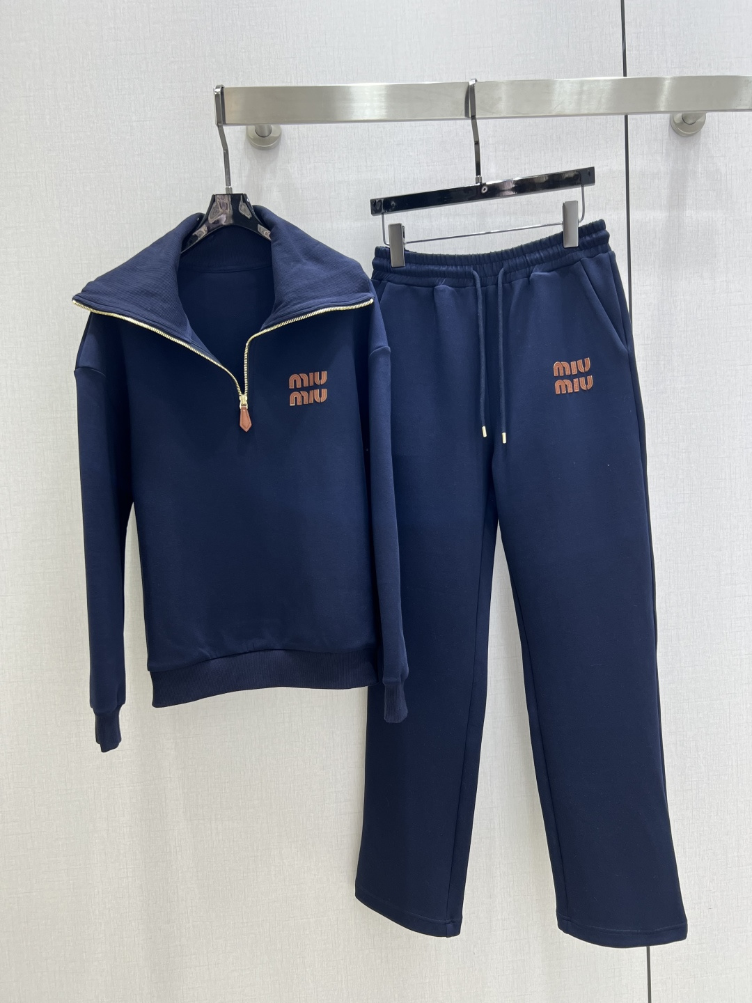 NO:499883,Highly recommended MIU*2025 early autumn new style, zipper drawstring trousers set, double-sided jacket, slimming on the upper body and improving fashion, retro and elegant temperament items. Must-have in the wardrobe!  Workmanship quality depends on details. Two colors SML codes High-quality ABC, miumiu, jackets & coats, alexander wang19860909强烈推荐 MIU*2025早秋新款 拉链抽绳长裤套装 外套双面可穿 上身显瘦又提升时髦度,复古优雅气质单品.衣橱必备！做工品质看细节.两个色 SML码 高品质ABC,,miumiu,jackets & coats,alexander wang,Women's clothing