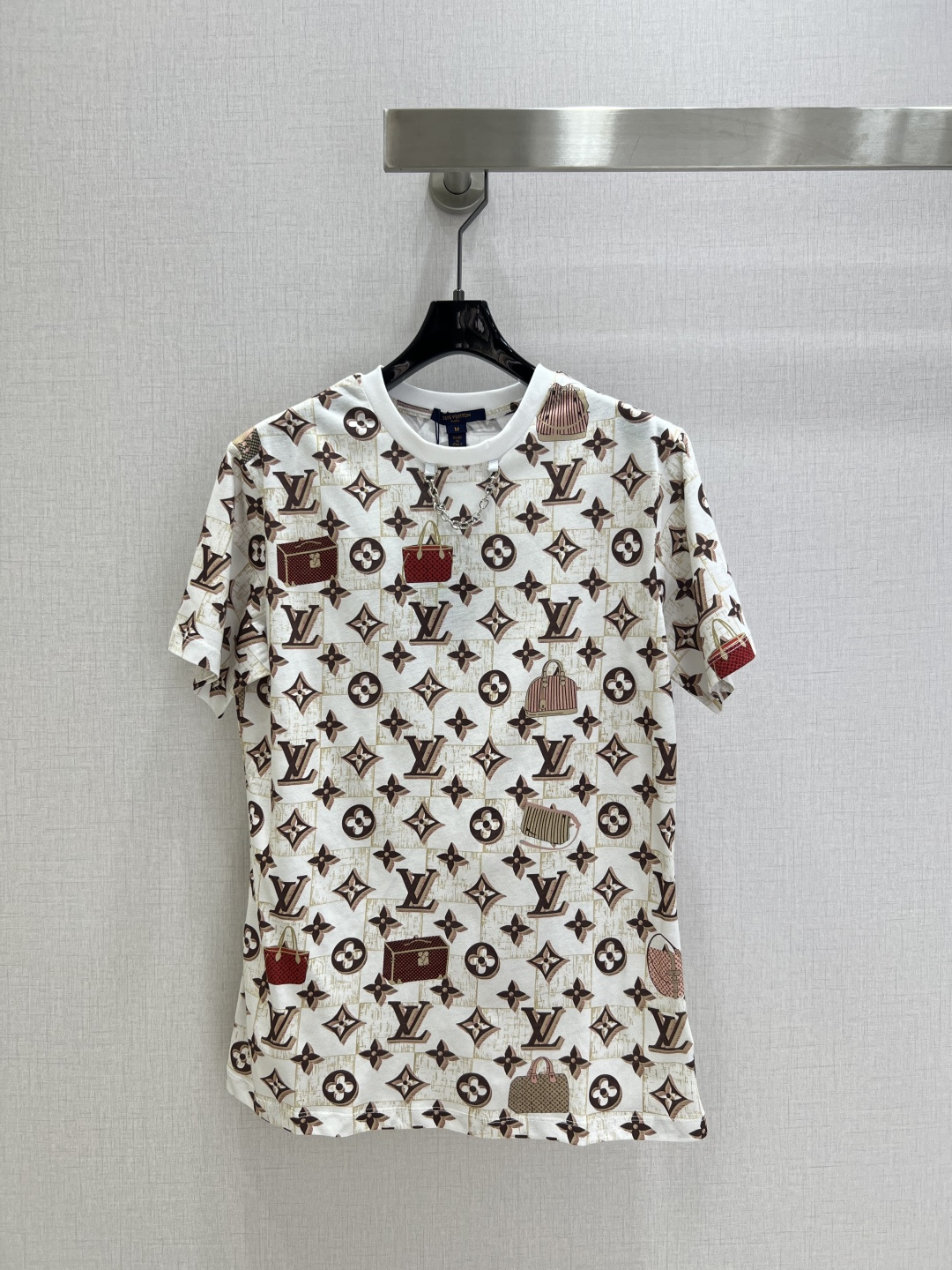 NO:499936,Highly recommended LV*2025 early autumn new style, luggage printed chain short-sleeved T-shirt, customized YB twill cotton, delicate texture, breathable and comfortable, regular T-shirt cutting, highlighting the brand style, made of gram-weight pure cotton, slightly elastic, giving a slim visual effect, ready-to-wear is base with checkerboard plaid, embellished with four-leaf clover elements and letter logos, and then matched with the interlaced luggage pattern, neckline and edge chain details, make the simple style more layered, dressed in a casual and lazy style, customized surface accessories, accurate version, high version, two colors, SML code, high-quality ABC,,louis vuitton, T-shirt,tees, t-shirt,alexander wang19860909强烈推荐 LV*2025早秋新款 箱包印花链条短袖T恤 定制YB斜纹全棉材质 质感细腻 透气舒适 常规T恤裁剪 凸显品牌格调 采用克重纯棉制成 略带有弹力 呈现显瘦视觉效果 成衣以棋盘格纹打底 点缀沿用四叶草元素和字母徽标装饰 再配合穿插箱包图案 领口包边链条细节 让简单款式更显层次感 穿搭出休闲慵懒风格 定制面辅料 认准版本 高版本 两个色 SML码 高品质ABC,,louis vuitton,T-shirt,tees，t-shirt,alexander wang,Women's clothing