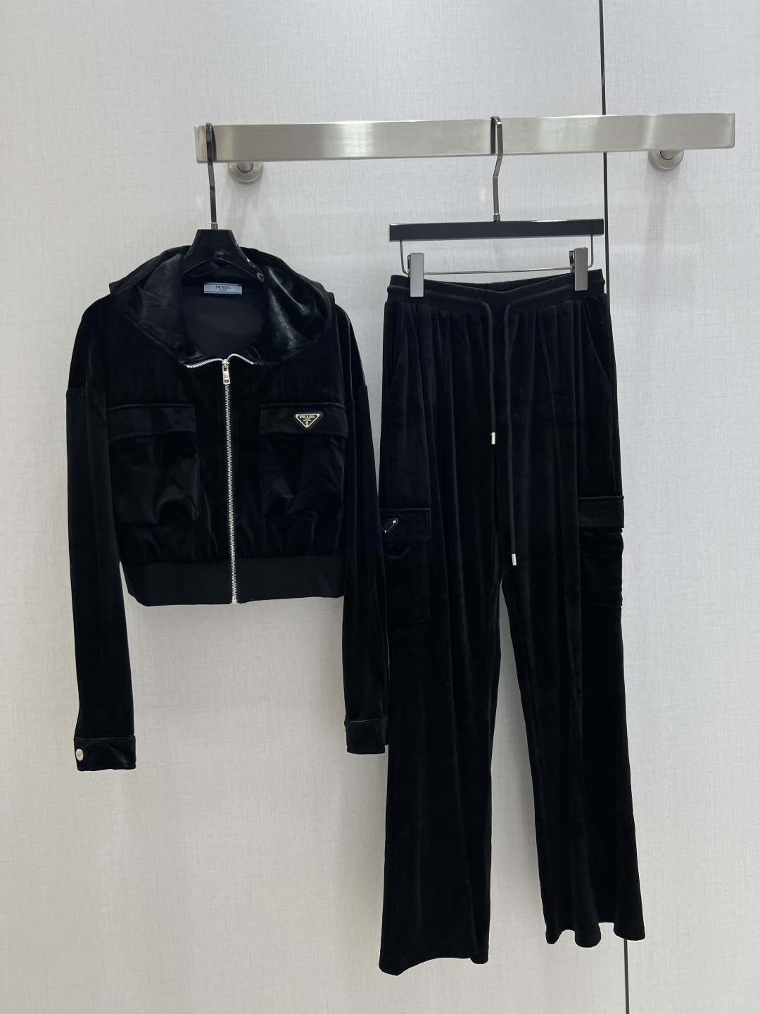 NO:503309,Highly recommended PRA* early autumn new style hooded velvet trousers suits, velvet suits that everyone can control. High-density fashionable casual style Vintage handsome medieval style fits comfort and fashionable dual needs to be integrated into every daily outfit scene. Playful and age-reducing design elements One color SML code High-quality ABC, prada, hats, alexander wang19860909强烈推荐 PRA*早秋新款 连帽丝绒长裤套装 人人都能驾驭的丝绒套装.高密度时髦休闲风 Vintage帅气 中古风 贴合舒适与时髦的双需求能融入每个日常的穿搭场景中.俏皮减龄充满元气的设计元素 一个色 SML码 高品质ABC,,prada,hats,alexander wang,Women's clothing