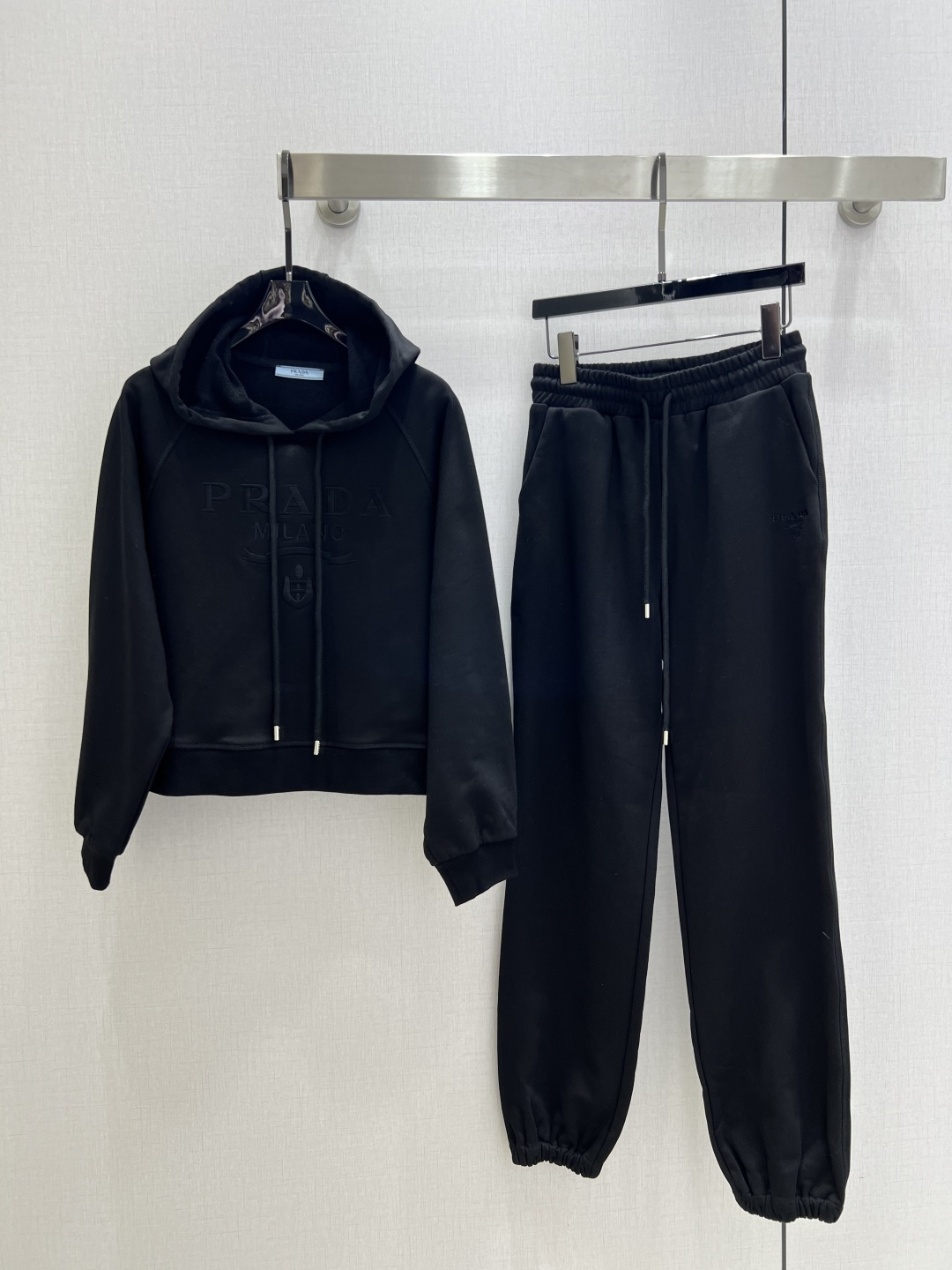 NO:502546,Highly recommended PRA*2025 early autumn new style, hooded sweatshirt and trousers set, which makes the upper body look slimmer and enhances the fashionableness, elegant temperament, a must-have for the wardrobe!  Workmanship quality depends on details. Two colors SML code high quality ABC, prada, hoodie, sweatshirts, hats, alexander wang19860909强烈推荐 PRA*2025早秋新款 连帽卫衣长裤套装 上身显瘦又提升时髦度,优雅气质,衣橱必备！做工品质看细节.两个色 SML码 高品质ABC,,prada,hoodie,sweatshirts,hats,alexander wang,Women's clothing