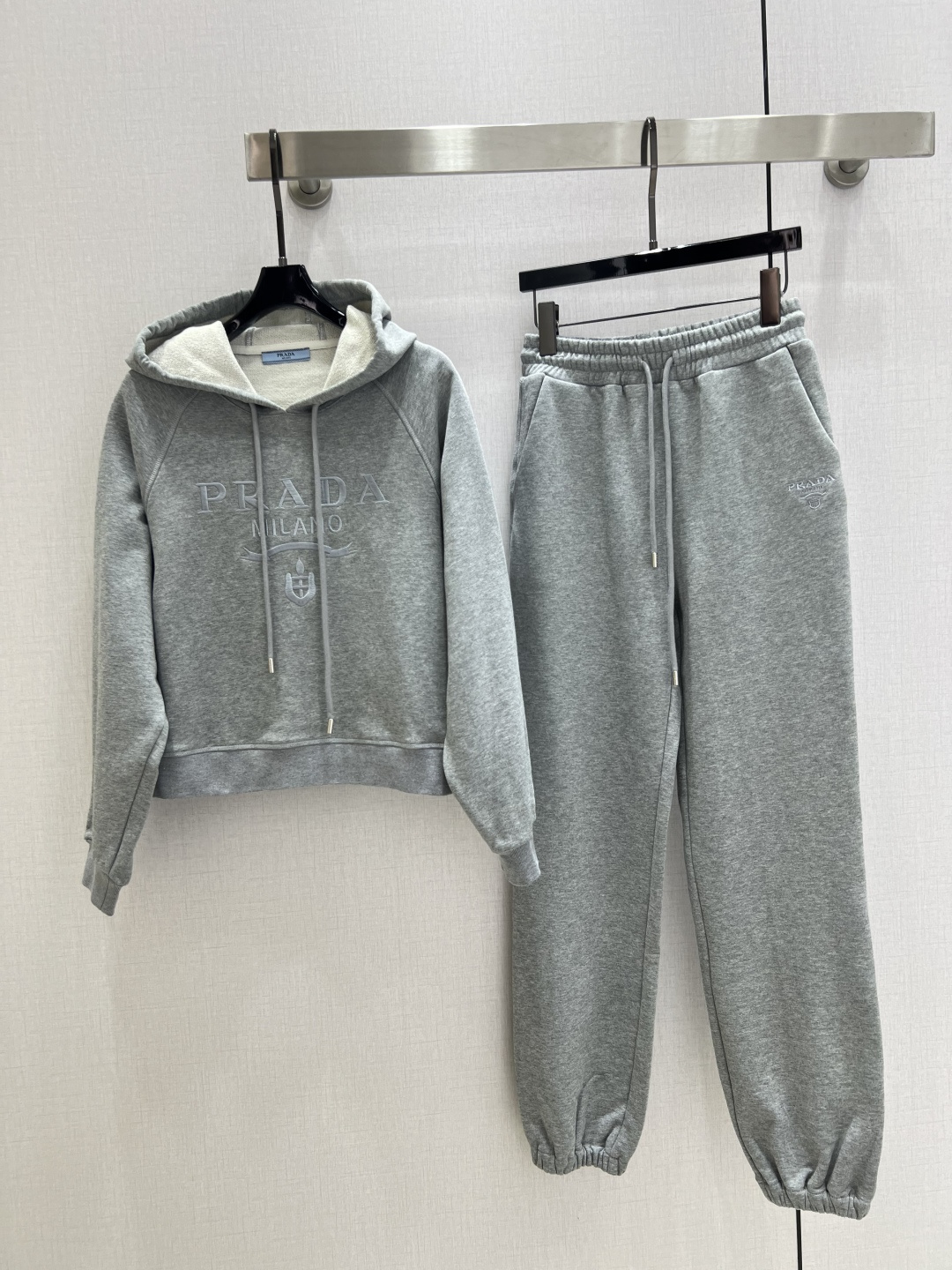 NO:502586,Highly recommended PRA*2025 early autumn new style, hooded sweatshirt and trousers set, which makes the upper body look slimmer and enhances the fashionableness, elegant temperament, a must-have for the wardrobe!  Workmanship quality depends on details. Two colors SML code high quality ABC, prada, hoodie, sweatshirts, hats, alexander wang19860909强烈推荐 PRA*2025早秋新款 连帽卫衣长裤套装 上身显瘦又提升时髦度,优雅气质,衣橱必备！做工品质看细节.两个色 SML码 高品质ABC,,prada,hoodie,sweatshirts,hats,alexander wang,Women's clothing