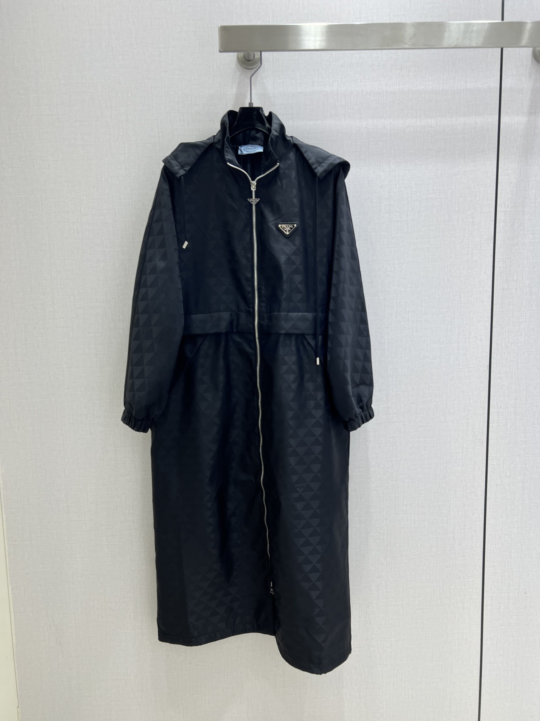 NO:502617,Highly recommended PRA*2025 early autumn new hooded windbreaker long jacket, this stand-up collar garment uses a sophisticated design that combines minimalism and sportiness, with adjustable waist and waist-hugging, and is decorated with the iconic enameled triangle metal logo high-end trend One color SML code High-quality ABC, prada, jackets & coats,hats,alexander wang19860909强烈推荐 PRA*2025早秋新款 连帽风衣长款外套,这款立领衣服采用融合极简主义与运动风的精致设计,腰部可调节收腰,饰有标志性涂珐琅三角形金属徽标高端潮流 一个色 SML码 高品质ABC,,prada,jackets & coats,hats,alexander wang,Women's clothing