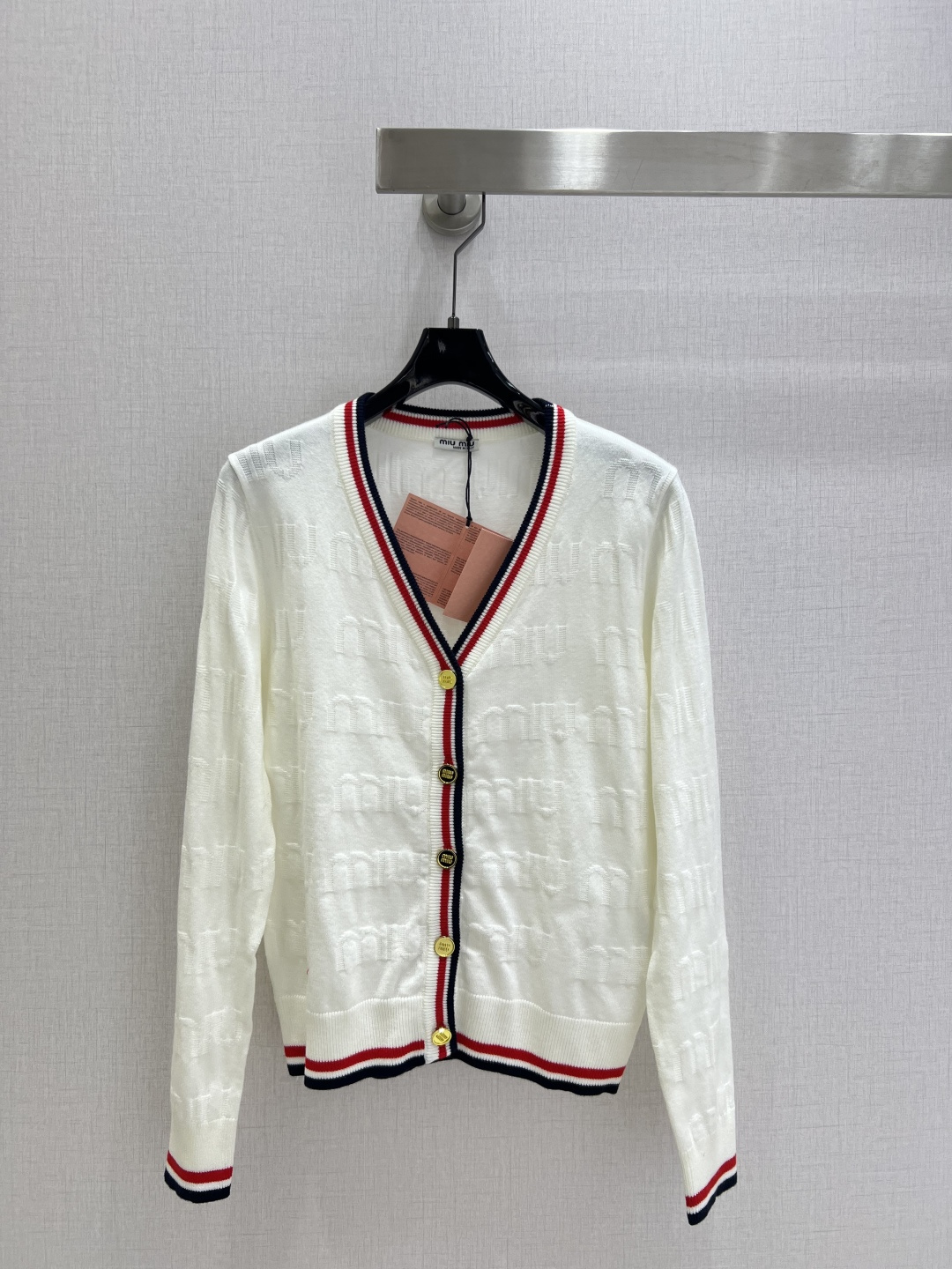 NO:502576,Highly recommended MIU*2025 early autumn new style, classic cardigan sweater jacket, first-hand wool wool texture, delicate and soft. Classic age-reducing item!  The style is not picky about others and looks slim!  The perfect item that is a must-have for white and rich beauty. The texture is excellent and the workmanship is perfect!  Spot stock and grab big orders!  Two colors SML code high quality ABC, miumiu, jackets & coats, sweaters, alexander wang19860909强烈推荐 MIU*2025早秋新款 经典开衫毛衣外套 初剪羊毛 质感细腻软糯.经典减龄单品！版型不挑人上身巨显瘦！白富美必收的完美单品.质感超赞完美做工品质！现货开抢 大单子甩过来！两个色 SML码 高品质ABC,,miumiu,jackets & coats,sweaters,alexander wang,Women's clothing