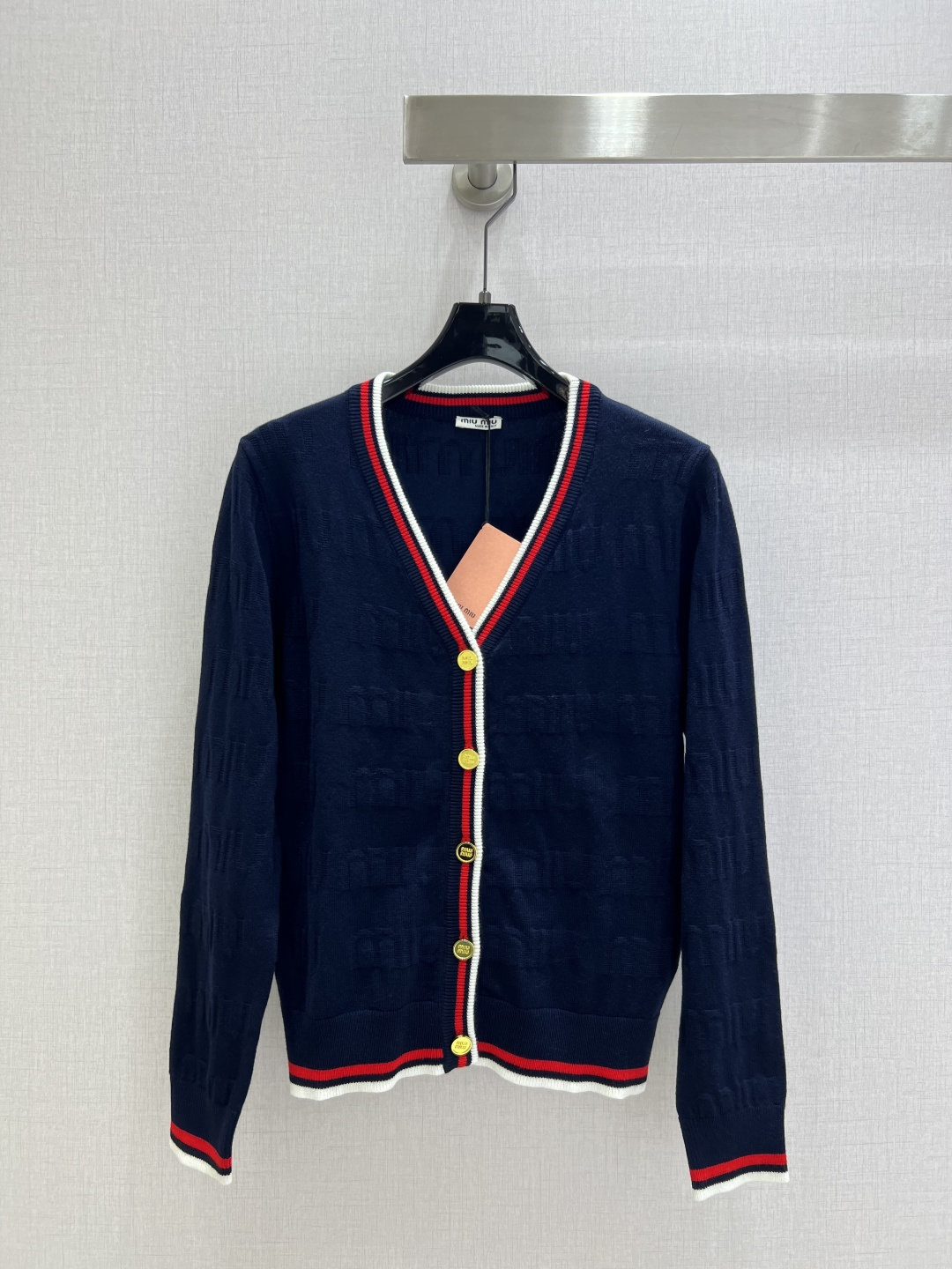 NO:501424,Highly recommended MIU*2025 early autumn new style, classic cardigan sweater jacket, first-hand wool wool texture, delicate and soft. Classic age-reducing item!  The style is not picky about others and looks slim!  The perfect item that is a must-have for white and rich beauty. The texture is excellent and the workmanship is perfect!  Spot stock and grab big orders!  Two colors SML code high quality ABC, miumiu, jackets & coats, sweaters, alexander wang19860909强烈推荐 MIU*2025早秋新款 经典开衫毛衣外套 初剪羊毛 质感细腻软糯.经典减龄单品！版型不挑人上身巨显瘦！白富美必收的完美单品.质感超赞完美做工品质！现货开抢 大单子甩过来！两个色 SML码 高品质ABC,,miumiu,jackets & coats,sweaters,alexander wang,Women's clothing