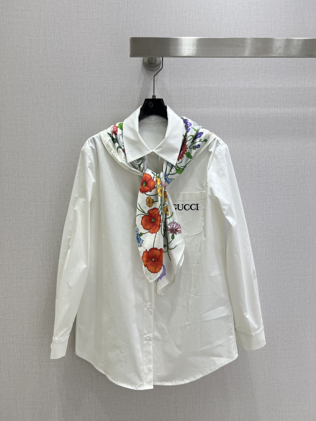 NO:502598,Highly recommended GUC*2025 early autumn new style, pocket scarf long-sleeved shirt, customized material, texture, shiny, sleek and stylish, refreshing vacation atmosphere, more fashionable, customized surface accessories, one color, SML code, high-quality AB,,gucci,shirts,alexander wang19860909强烈推荐 GUC*2025早秋新款 口袋丝巾长袖衬衫 定制材质 质感光泽 垂顺有型 清爽度假气息 上身更为洋气时髦 定制面辅料 一个色 SML码 高品质AB,,gucci,shirts,alexander wang,Women's clothing