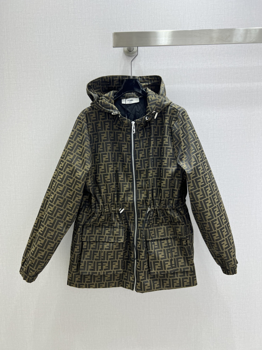 NO:502637,Highly recommended FEN*2025 early autumn new style hooded jacket, jacquard fabric high-end and atmospheric, waist drawstring design adjustable waist slimming, elastic cuffs, lining cotton, mid-length style casual style not picky. One color SML code High quality ABC, fendi, jackets & coats, jackets & coats, hats, alexander wang19860909强烈推荐 FEN*2025早秋新款 连帽夹克外套,提花面料高端大气,束腰抽绳设计可调节收腰,松紧袖口,里布夹棉,中长版型休闲风不挑身 一个色 SML码 高品质ABC,,fendi,jackets & coats,jackets & coats,hats,alexander wang,Women's clothing