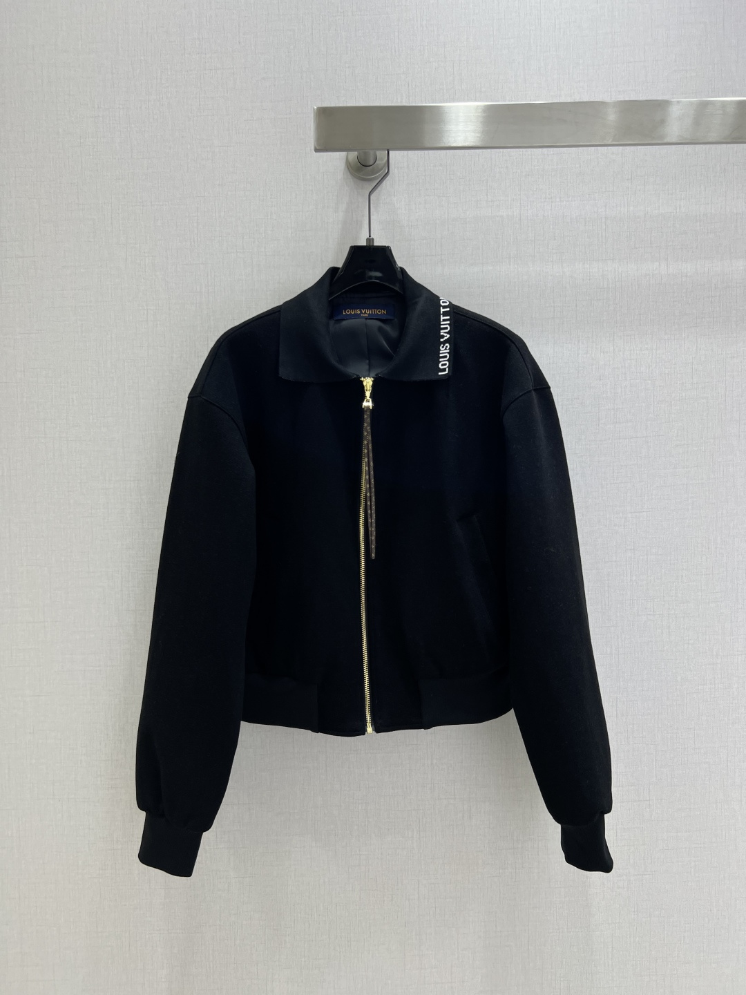 NO:502627,Highly recommended Lv*2025 early autumn new style lapel zipper jacket high-end production!  Clean and neat tailoring, online details, simple design without losing the sense of fashion, slightly loose style, with the effect of adjusting body proportions, fashionable and advanced, showing the style of INS bloggers!  Easy-going and handsome, customized fabrics, practical and texture coexist!  Little fairies!  Take action quickly!  One color SML code high quality ABC, louis vuitton, jackets & coats,alexander wang19860909强烈推荐 Lv*2025早秋新款 翻领拉链外套 高版出品！干净利落的剪裁 细节在线 设计简约又不失时髦感 微宽松版型 自带调节身材比例的功效 时髦高级 尽显INS博主风！随性又帅气 定制面料 实穿与质感并存！小仙女们！赶快行动起来吧！一个色 SML码 高品质ABC,,louis vuitton,jackets & coats,alexander wang,Women's clothing