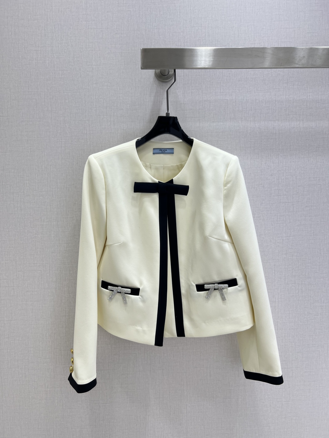 NO:502565,Highly recommended PRA* 2025 early autumn new style, bow pocket jacket, rich girl wears neckline bow decoration, contrasting color pocket decorated with rhinestone bow decoration, back matching brand label, layered and single wear looks good, customized imported worsted fabric is quite wide and stylish!  The classic H-style style looks slim and tall!  The chaebol's daughter's temperament can be sweet or salty, and it reduces the style of a girl in her age!  3D three-dimensional tailoring, a must-have item for white and rich beauty. Perfect workmanship and quality depend on details. Strongly keep your own style!  Two colors SML code high quality ABC, prada, jackets & coats,alexander wang19860909强烈推荐 PRA*2025早秋新款 蝴蝶结口袋外套 富家千金穿搭领口蝴蝶结装饰 撞色口袋饰以水钻蝴蝶结装饰 后背搭配品牌贴标 叠穿单穿都好看,定制进口精纺面料挺阔有型！经典H版型显瘦又高挑！财阀千金气质可甜可盐,减龄少女风！3D立体剪裁,白富美必备单品.完美做工品质看细节.强烈自留款！两个色 SML码 高品质ABC,,prada,jackets & coats,alexander wang,Women's clothing