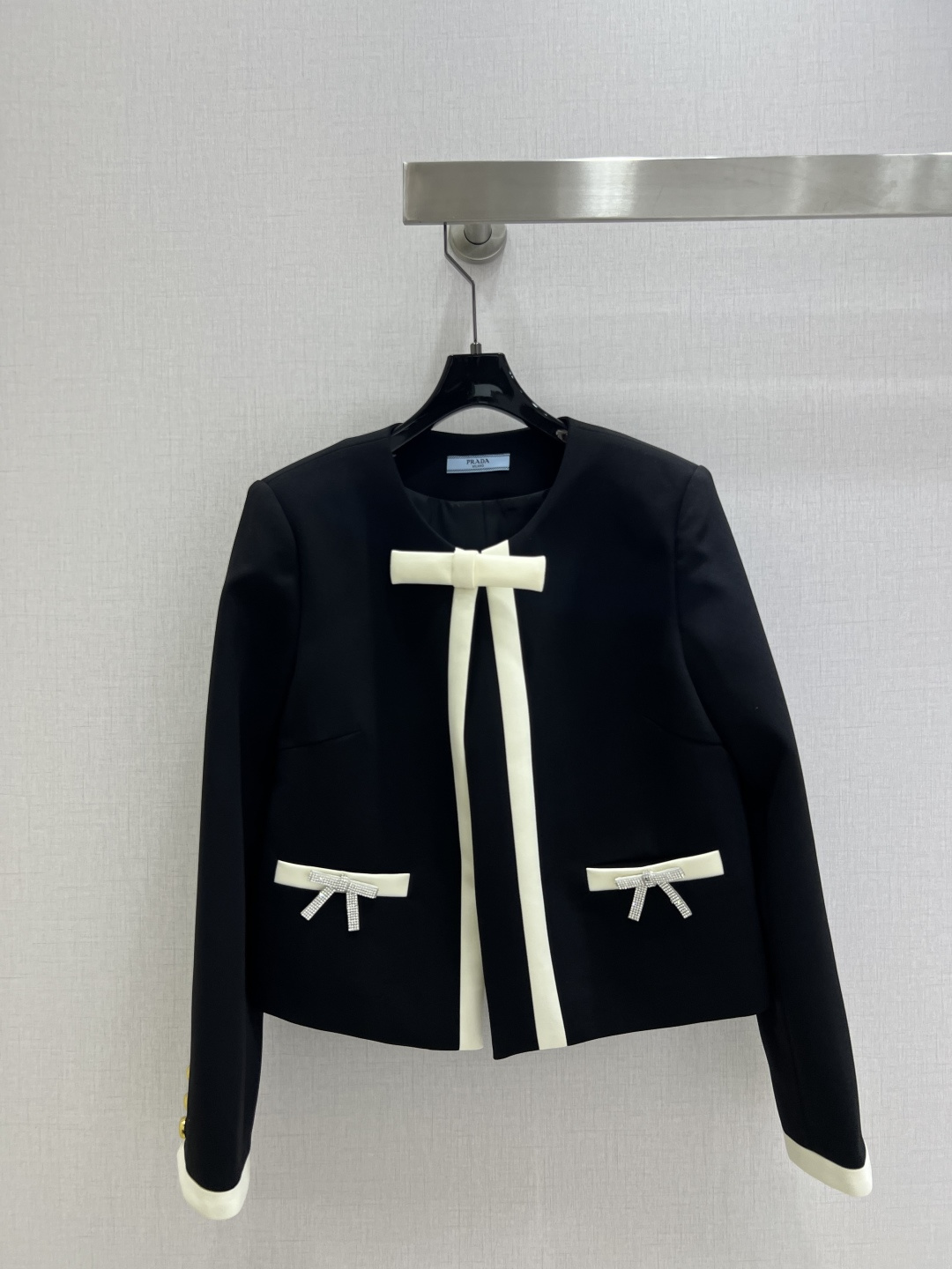 NO:502556,Highly recommended PRA* 2025 early autumn new style, bow pocket jacket, rich girl wears neckline bow decoration, contrasting color pocket decorated with rhinestone bow decoration, back matching brand label, layered and single wear looks good, customized imported worsted fabric is quite wide and stylish!  The classic H-style style looks slim and tall!  The chaebol's daughter's temperament can be sweet or salty, and it reduces the style of a girl in her age!  3D three-dimensional tailoring, a must-have item for white and rich beauty. Perfect workmanship and quality depend on details. Strongly keep your own style!  Two colors SML code high quality ABC, prada, jackets & coats,alexander wang19860909强烈推荐 PRA*2025早秋新款 蝴蝶结口袋外套 富家千金穿搭领口蝴蝶结装饰 撞色口袋饰以水钻蝴蝶结装饰 后背搭配品牌贴标 叠穿单穿都好看,定制进口精纺面料挺阔有型！经典H版型显瘦又高挑！财阀千金气质可甜可盐,减龄少女风！3D立体剪裁,白富美必备单品.完美做工品质看细节.强烈自留款！两个色 SML码 高品质ABC,,prada,jackets & coats,alexander wang,Women's clothing