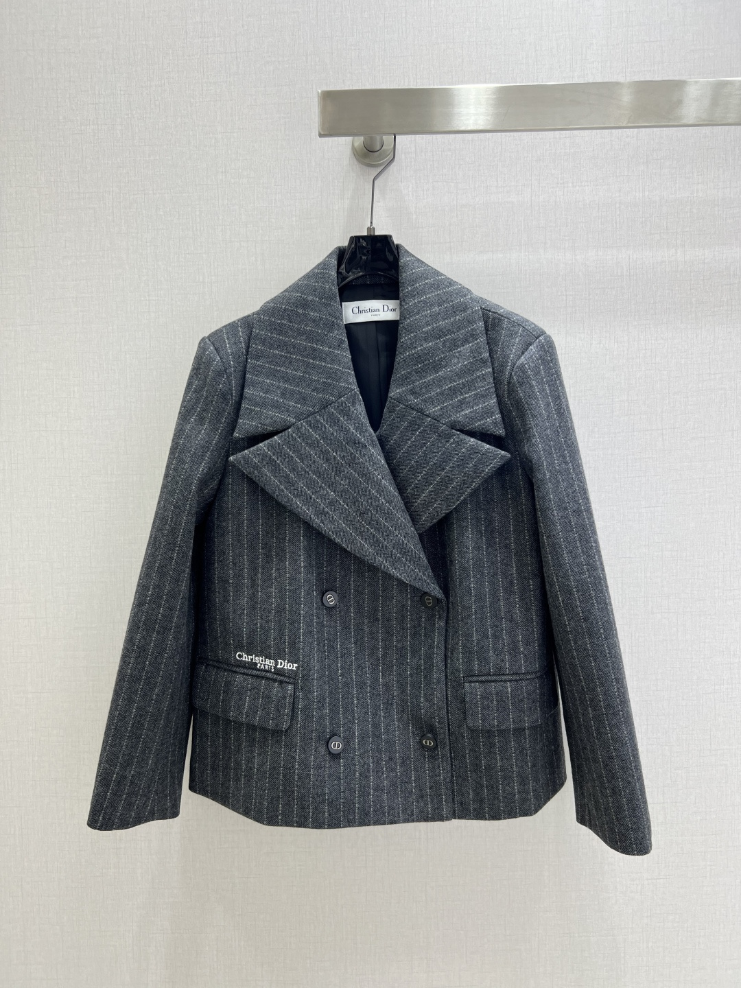 NO:502585,Highly recommended DIO*2025 early autumn new model, loose double-breasted jacket with stripes 100% wool material, excellent texture and quality, the lapel woolen jacket with lasting simple style, fashionable and high-end atmosphere, letter logo embroidery, rich layers of flip pockets, highlighting the brand style, classic gray-black calm and versatile, adaptable style is unlimited, straight H-style, modified and inclusive figure, high-end relaxation, full of autumn and winter aura, customized surface accessories, accurate version, higher version, one color, SML code, high-quality ABC,,dior, jackets & coats,alexander wang19860909强烈推荐 DIO*2025早秋新款 翻领宽松双排扣外套 条纹百分百羊毛材质 质感品相绝佳 翻领毛呢外套经久不衰的简约版型 氛围时髦而高级 字母logo刺绣 翻盖口袋丰富层次 彰显品牌格调 经典灰黑色沉稳百搭 适配风格毫不受限 直筒H版型 修饰包容身材 高级松弛 秋冬气场十足 定制面辅料 认准版本 高版本 一个色 SML码 高品质ABC,,dior,jackets & coats,alexander wang,Women's clothing