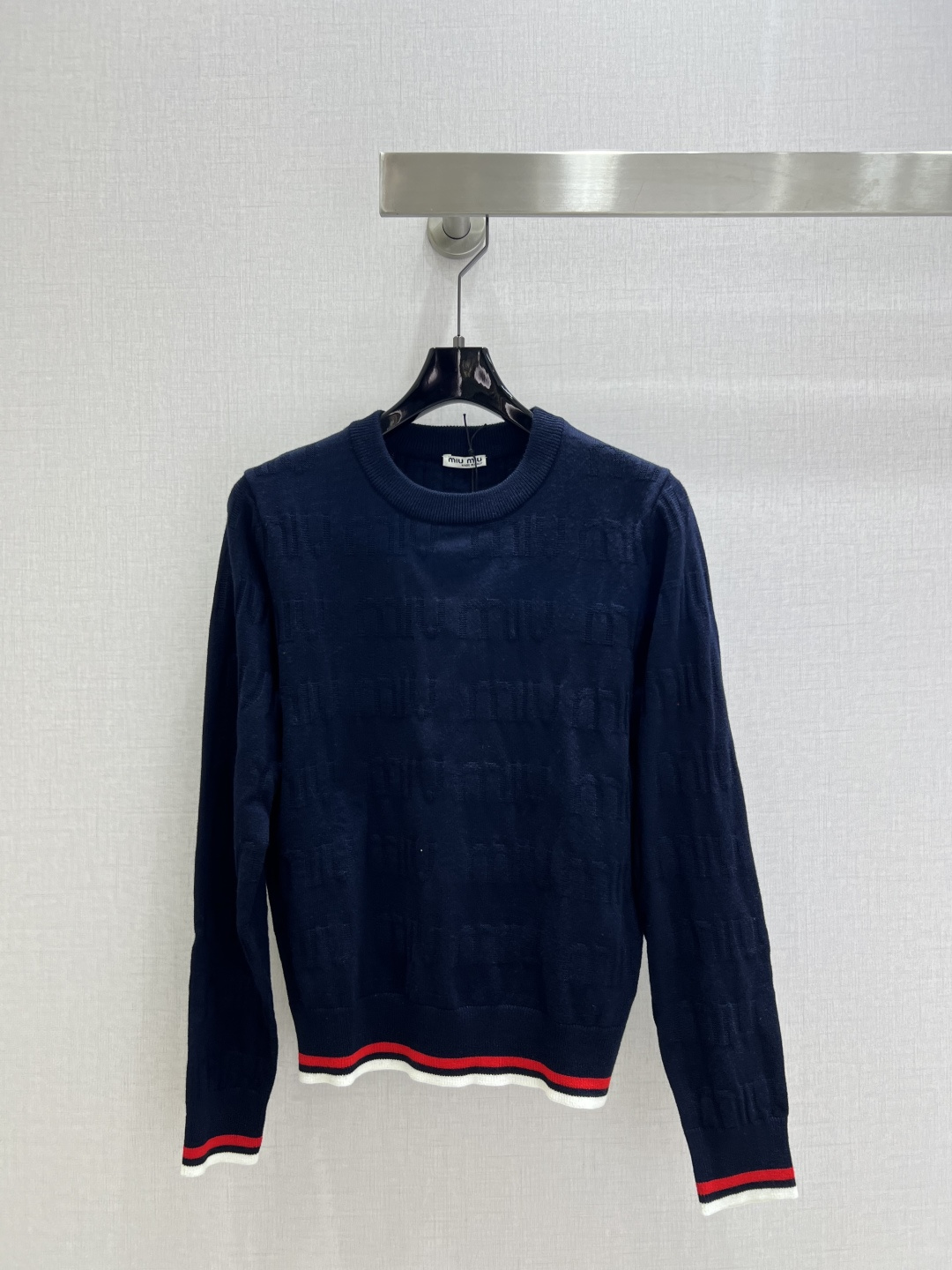 NO:501404,Highly recommended MIU*2025 early autumn new style, classic spliced ​​long-sleeved sweater, first-cut wool, delicate and soft texture. Classic age-reducing item!  The style is not picky about others and looks slim!  The perfect item that is a must-have for white and rich beauty. The texture is excellent and the workmanship is perfect!  Spot stock and grab big orders!  Two colors SML code high quality ABC, miumiu, sweaters, alexander wang19860909强烈推荐 MIU*2025早秋新款 经典拼接长袖毛衣 初剪羊毛 质感细腻软糯.经典减龄单品！版型不挑人上身巨显瘦！白富美必收的完美单品.质感超赞完美做工品质！现货开抢 大单子甩过来！两个色 SML码 高品质ABC,,miumiu,sweaters,alexander wang,Women's clothing