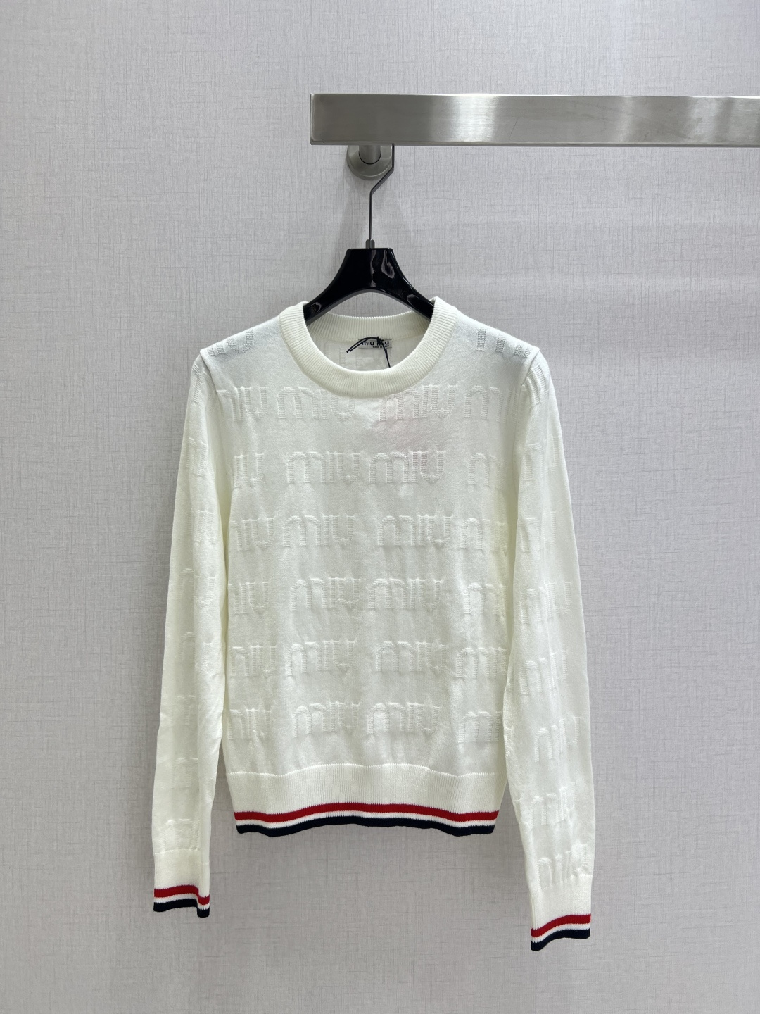 NO:501415,Highly recommended MIU*2025 early autumn new style, classic spliced ​​long-sleeved sweater, first-cut wool, delicate and soft texture. Classic age-reducing item!  The style is not picky about others and looks slim!  The perfect item that is a must-have for white and rich beauty. The texture is excellent and the workmanship is perfect!  Spot stock and grab big orders!  Two colors SML code high quality ABC, miumiu, sweaters, alexander wang19860909强烈推荐 MIU*2025早秋新款 经典拼接长袖毛衣 初剪羊毛 质感细腻软糯.经典减龄单品！版型不挑人上身巨显瘦！白富美必收的完美单品.质感超赞完美做工品质！现货开抢 大单子甩过来！两个色 SML码 高品质ABC,,miumiu,sweaters,alexander wang,Women's clothing