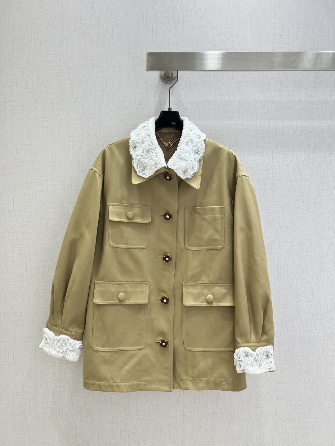 NO:502608,Highly recommended VLA* 2025 autumn and winter new style, lace lapel long-sleeved jacket, sweet girl ceiling in the windbreaker industry, doll windbreaker jacket, paired with lace elements (removable) cuffs and neckline, inadvertently revealing exquisite and playfulness, breaking the items of the windbreaker in one go, can be cool and girlish, and you won’t make mistakes no matter how you wear a classic khaki!  One color SML code high quality ABC, jackets & coats,alexander wang19860909强烈推荐 VLA*2025秋冬新款 蕾丝翻领长袖外套 风衣界的甜妹天花板 娃娃款风衣外套 搭配蕾丝元素（可拆卸）袖口和领口不经意露出精致俏皮 一下子打破了风衣的单品 可以又飒又有少女感 经典卡其色怎么穿都不会出错！一个色 SML码 高品质ABC,,jackets & coats,alexander wang,Women's clothing