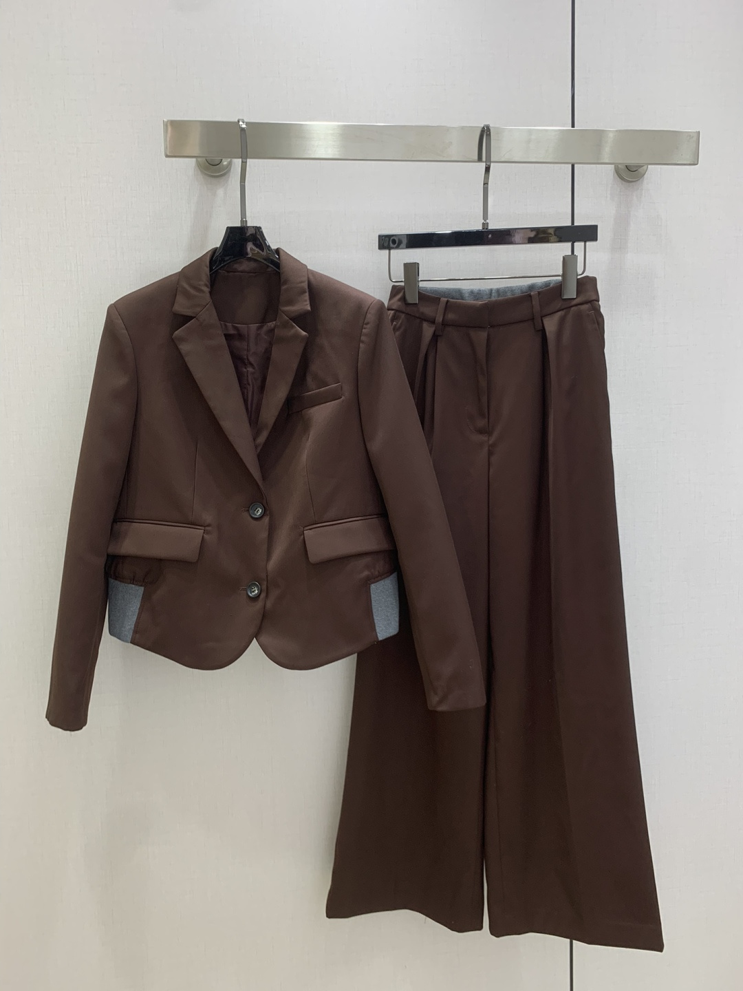 NO:503310,Highly recommended LOE* early autumn new style, suit brooch long sleeve jacket, suit straight trousers, separate batches, very high-end imported texture, carefully look at the details, the color is super straight and the upper body is very cool, clean and elegant, enhance temperament~~ completely according to the level of high-quality ready-to-wear, you can't help but love, temperament MM must be included with brooch 15 colors SMLXL size, high-quality jacket ABC, loewe, jackets & coats, business suit, brooch, breastpin, alexander wang19860909强烈推荐 LOE*早秋新款 西装胸针长袖外套西装直筒长裤 分开批 非常高级的进口质地 仔细看细节 颜色超正上身非常飒爽 干净有品 提气质~~完全按照高定成衣水准 无法不爱 气质MM必入 配胸针15一个色 SMLXL码 高品质外套ABC,,loewe,jackets & coats,business suit,brooch，breastpin,alexander wang,Women's clothing