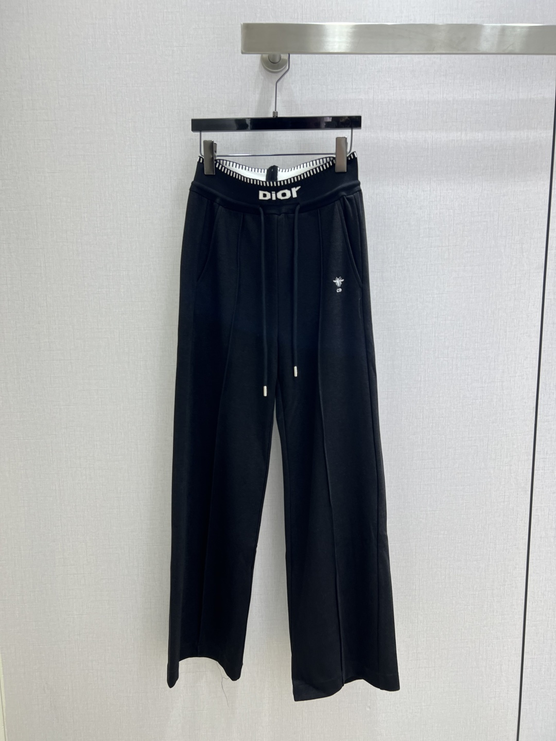 NO:504049,Highly recommended DIO*2025 early autumn new style, webbing wide-leg trousers, fashionable and easy-to-wear walking casual pants, versatile style, high-end customization, comfortable fabric, casual and free!  The color is beautiful and the texture is good!  Retro and fashionable, you can control all kinds of figures!  Two colors SML code high quality ABC, dior, alexander wang19860909强烈推荐 DIO*2025早秋新款 织带阔腿长裤 时髦好穿度爆棚的行走的休闲裤 风格百搭 高级定制 舒适的面料 随性洒脱！不旦颜色美,质感也敲好！复古又时尚 各种身材都可以驾驭！两个色 SML码 高品质ABC,,dior,alexander wang,Women's clothing