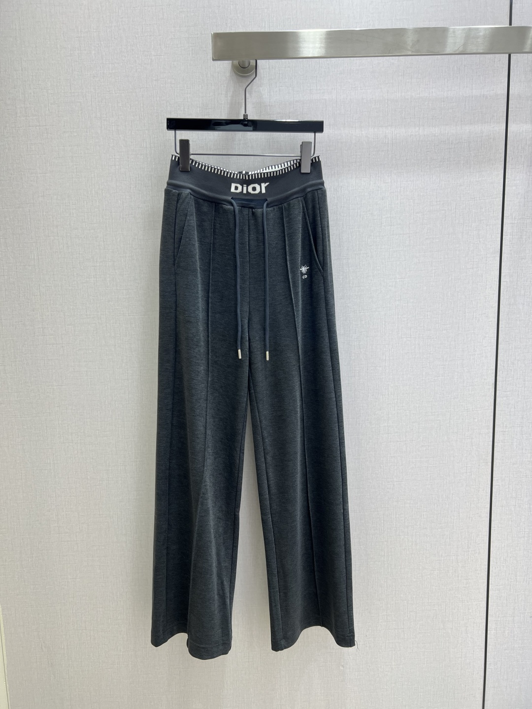 NO:504055,Highly recommended DIO*2025 early autumn new style, webbing wide-leg trousers, fashionable and easy-to-wear walking casual pants, versatile style, high-end customization, comfortable fabric, casual and free!  The color is beautiful and the texture is good!  Retro and fashionable, you can control all kinds of figures!  Two colors SML code high quality ABC, dior, alexander wang19860909强烈推荐 DIO*2025早秋新款 织带阔腿长裤 时髦好穿度爆棚的行走的休闲裤 风格百搭 高级定制 舒适的面料 随性洒脱！不旦颜色美,质感也敲好！复古又时尚 各种身材都可以驾驭！两个色 SML码 高品质ABC,,dior,alexander wang,Women's clothing