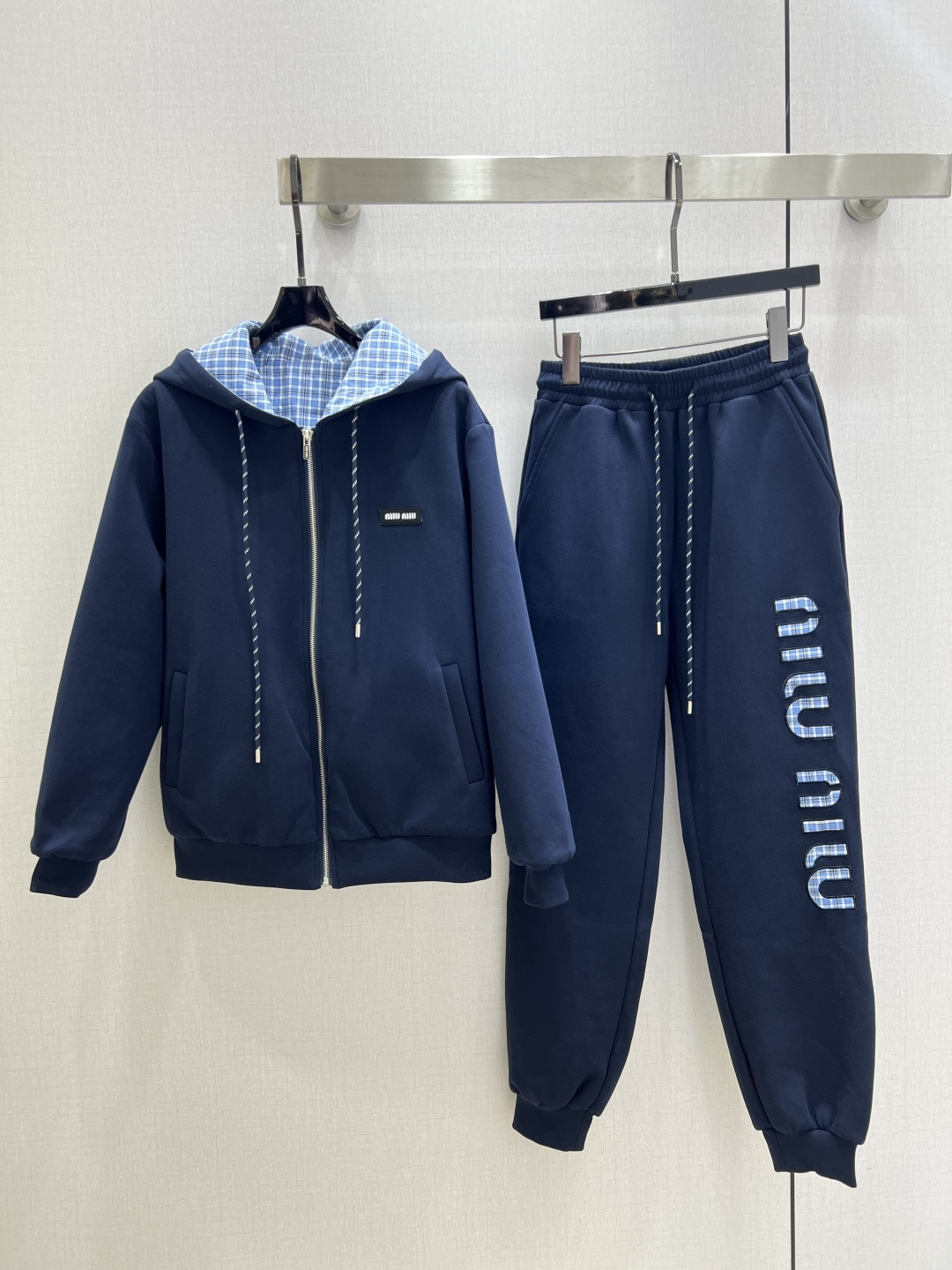 NO:506103,Highly recommended MIU*2025 early autumn new style, hooded drawstring trousers set, jacket double-sided wearable, printed effect, Vintage handsome, medieval style, slimming and improving fashion, retro and elegant temperament items. Must-have in the wardrobe!  Workmanship quality depends on details. Two colors SML codes High-quality ABC, miumiu, jackets & coats, hats, alexander wang19860909强烈推荐 MIU*2025早秋新款 连帽抽绳长裤套装 外套双面可穿 印花效果 Vintage帅气 中古风,显瘦又提升时髦度,复古优雅气质单品.衣橱必备！做工品质看细节.两个色 SML码 高品质ABC,,miumiu,jackets & coats,hats,alexander wang,Women's clothing