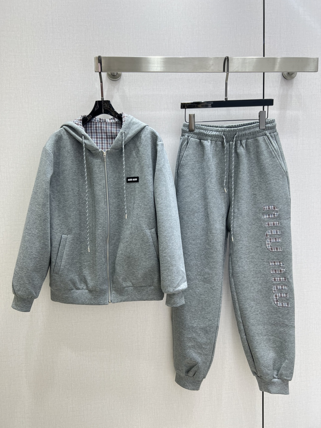 NO:506142,Highly recommended MIU*2025 early autumn new style, hooded drawstring trousers set, jacket double-sided wearable, printed effect, Vintage handsome, medieval style, slimming and improving fashion, retro and elegant temperament items. Must-have in the wardrobe!  Workmanship quality depends on details. Two colors SML codes High-quality ABC, miumiu, jackets & coats, hats, alexander wang19860909强烈推荐 MIU*2025早秋新款 连帽抽绳长裤套装 外套双面可穿 印花效果 Vintage帅气 中古风,显瘦又提升时髦度,复古优雅气质单品.衣橱必备！做工品质看细节.两个色 SML码 高品质ABC,,miumiu,jackets & coats,hats,alexander wang,Women's clothing