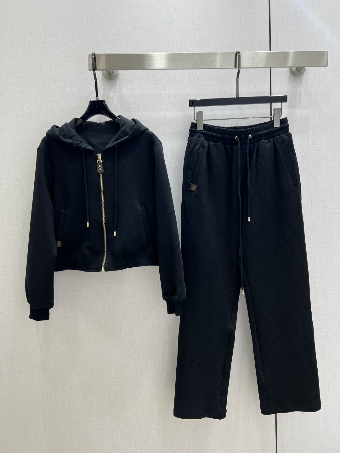 NO:506132,Highly recommended LV*2025 early autumn new style embossed hooded trousers suit casual casual hooded jacket renders a calm and high-end feeling. The overall cut is loose and moderate. The sloping shoulders can be worn to create a casual lazy feeling, cool and cool. One color SML code. High-quality ABC,,louis vuitton,jackets & coats,hats,alexander wang19860909强烈推荐 LV*2025早秋新款 压花连帽长裤套装 随性休闲的连帽外套 渲染出不动声色的高级感 整体剪裁宽松适度 溜肩都能穿出随性的慵懒感又酷又飒 一个色 SML码 高品质ABC,,louis vuitton,jackets & coats,hats,alexander wang,Women's clothing