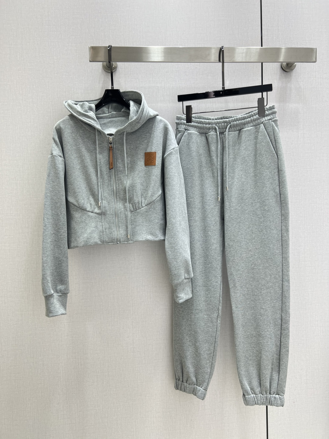 NO:506114,Highly recommended LOE*2025 early autumn new style, hooded leather brand jacket and foot trousers set, which makes the upper body look slimmer and enhances the fashionableness, retro and elegant temperament items. Must-have in the wardrobe!  Workmanship quality depends on details. Two colors SML code High-quality ABC, loewe, jackets & coats,hats,alexander wang19860909强烈推荐 LOE*2025早秋新款 连帽皮牌外套束脚长裤套装 上身显瘦又提升时髦度,复古优雅气质单品.衣橱必备！做工品质看细节.两个色 SML码 高品质ABC,,loewe,jackets & coats,hats,alexander wang,Women's clothing