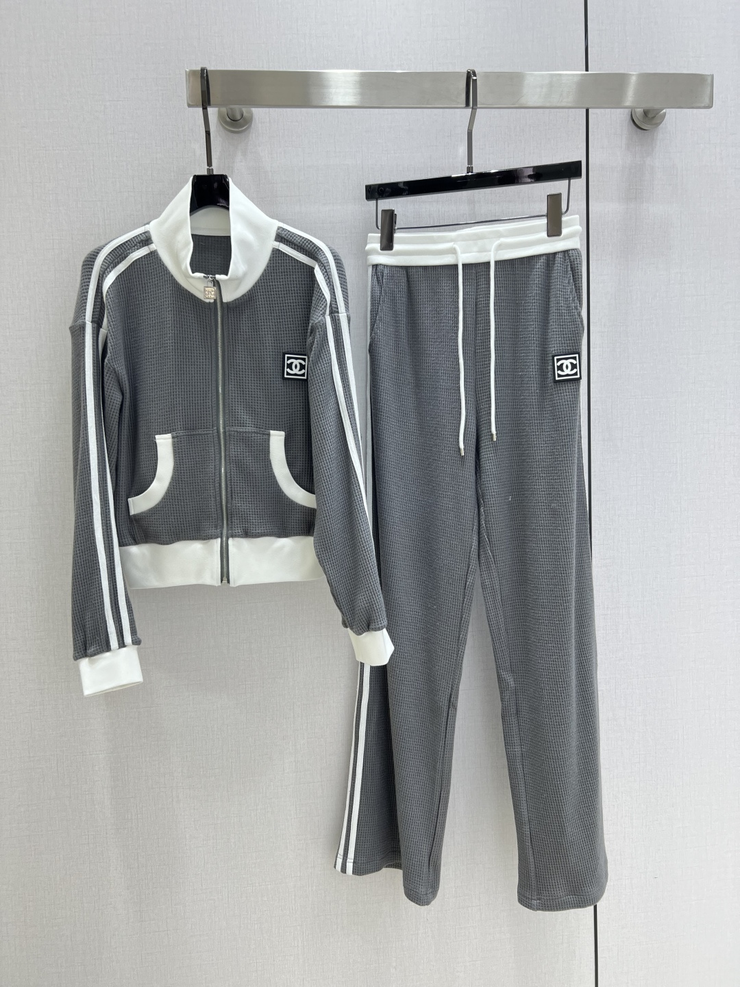 NO:506155,Highly recommended CHA*2025 early autumn new style, stand-up collar spliced ​​trousers set, the upper body looks slim and enhances the fashionableness, elegant temperament, a must-have for the wardrobe!  Workmanship quality depends on details. Two colors SML code high-quality ABC, alexander wang19860909强烈推荐 CHA*2025早秋新款 立领拼接长裤套装 上身显瘦又提升时髦度,优雅气质,衣橱必备！做工品质看细节.两个色 SML码 高品质ABC,,alexander wang,Women's clothing