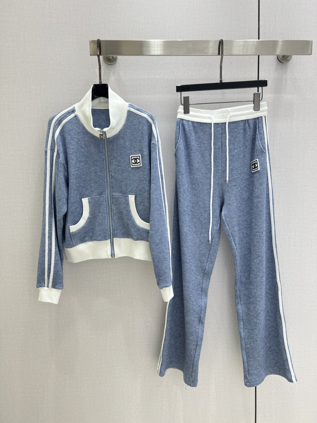 NO:506149,Highly recommended CHA*2025 early autumn new style, stand-up collar spliced ​​trousers set, the upper body looks slim and enhances the fashionableness, elegant temperament, a must-have for the wardrobe!  Workmanship quality depends on details. Two colors SML code high-quality ABC, alexander wang19860909强烈推荐 CHA*2025早秋新款 立领拼接长裤套装 上身显瘦又提升时髦度,优雅气质,衣橱必备！做工品质看细节.两个色 SML码 高品质ABC,,alexander wang,Women's clothing