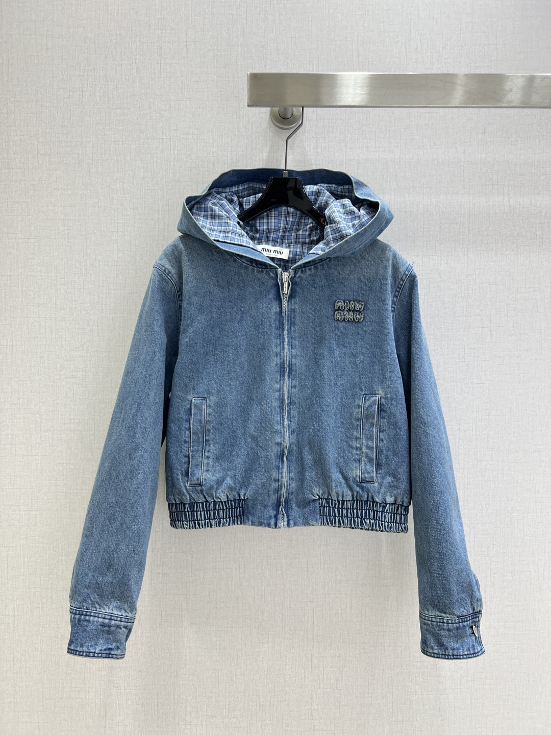 NO:506164,Highly recommended MIU*202 early autumn new hooded denim long-sleeved jacket, high-end product~ Super fashionable new denim jeans. The fermented wash is unique to the upper body, cool and cool. It uses customized high-quality twill cotton-washed denim fabric, with delicate texture and natural cotton feel, which has both bone-skinned and softness. The fermented wash is not picky about the classic color, which is super beautiful!  The details are super good, new products are unboxed and grabbing in stock. One color SML code. High-quality ABC, miumiu, jackets & coats, hats, alexander wang19860909强烈推荐 MIU*202早秋新款 连帽牛仔长袖外套 高版出品~超时髦新款丹宁牛仔 酵洗个性色调上身又酷又飒爽 采用定制高品质斜纹棉质水洗牛仔面料,纹理细腻,棉感自然,既有筋骨感又不失柔软,酵洗色不挑人的经典色,超级漂亮！细节做工超级好,新品现货开箱开抢 一个色 SML码 高品质ABC,,miumiu,jackets & coats,hats,alexander wang,Women's clothing