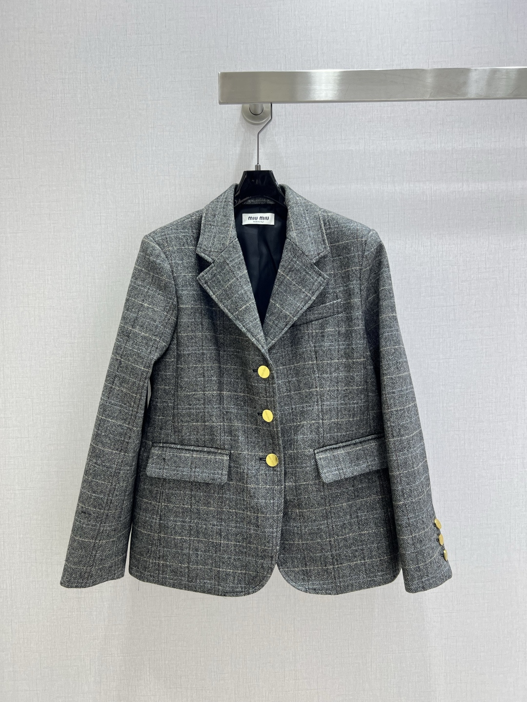 NO:506171,Highly recommended MiU*2025 early autumn new style, versatile and fashionable blazer, classic and stylish, with aura, the fabric texture is very nasty, fashionable and high-end, the color is super positive, the upper body looks white and slim, the series with a cool and handsome feeling, the upper body is full of the aura, the length is just right, easy to control, one color, SML code, high-quality ABC,,miumiu, jackets & coats, business suit, alexander wang19860909强烈推荐 MiU*2025早秋新款 百搭时尚西装外套 经典又有型 自带气场 面料质感很奈斯 时髦又高级 颜色超级正 上身显白又显瘦 自带酷帅感的系列 走路都带风上身气场全开 长度恰到好处 轻松驾驭 一个色 SML码 高品质ABC,,miumiu,jackets & coats,business suit,alexander wang,Women's clothing