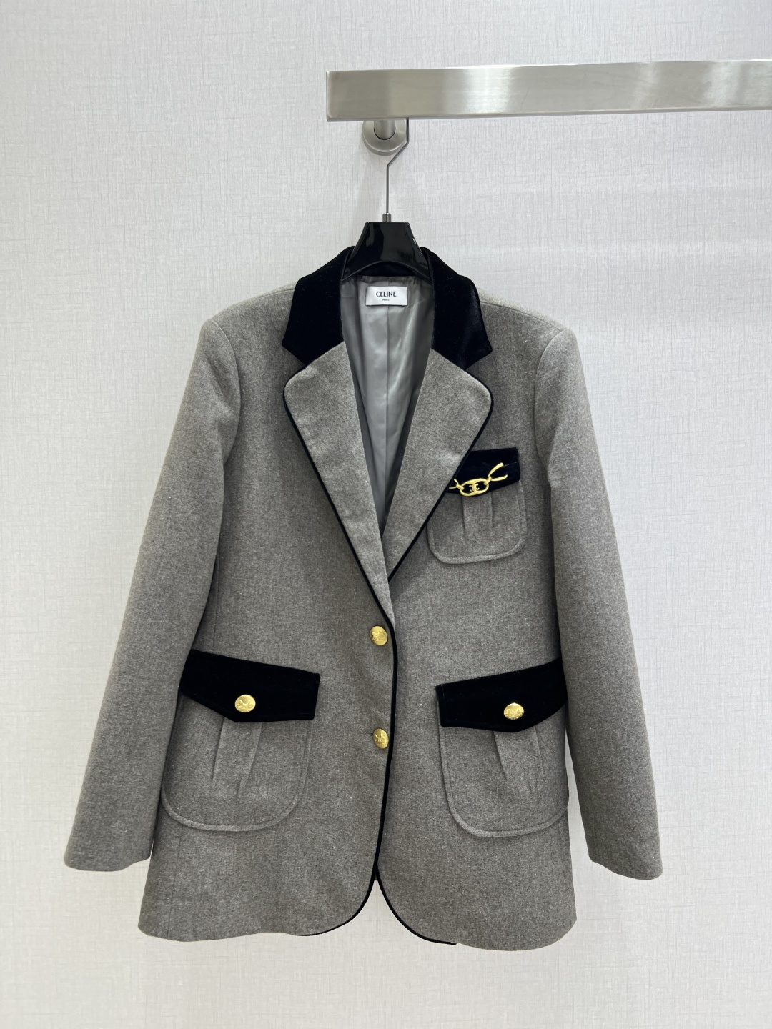 NO:506177,Highly recommended CEL*2925 early autumn new style, chain pocket suit jacket, classic and stylish, with its own aura, the fabric texture is very nasty, fashionable and high-end color, super positive, the upper body looks white and slim, the series with a cool and handsome feeling, the upper body is full of aura, the length is just right, easy to control, one color, SML code, high-quality ABC,, jackets & coats, business suit, alexander wang19860909强烈推荐 CEL*2925早秋新款 链条口袋西装外套 经典又有型 自带气场 面料质感很奈斯 时髦又高级 颜色超级正 上身显白又显瘦 自带酷帅感的系列 走路都带风上身气场全开 长度恰到好处 轻松驾驭 一个色 SML码 高品质ABC,,jackets & coats,business suit,alexander wang,Women's clothing