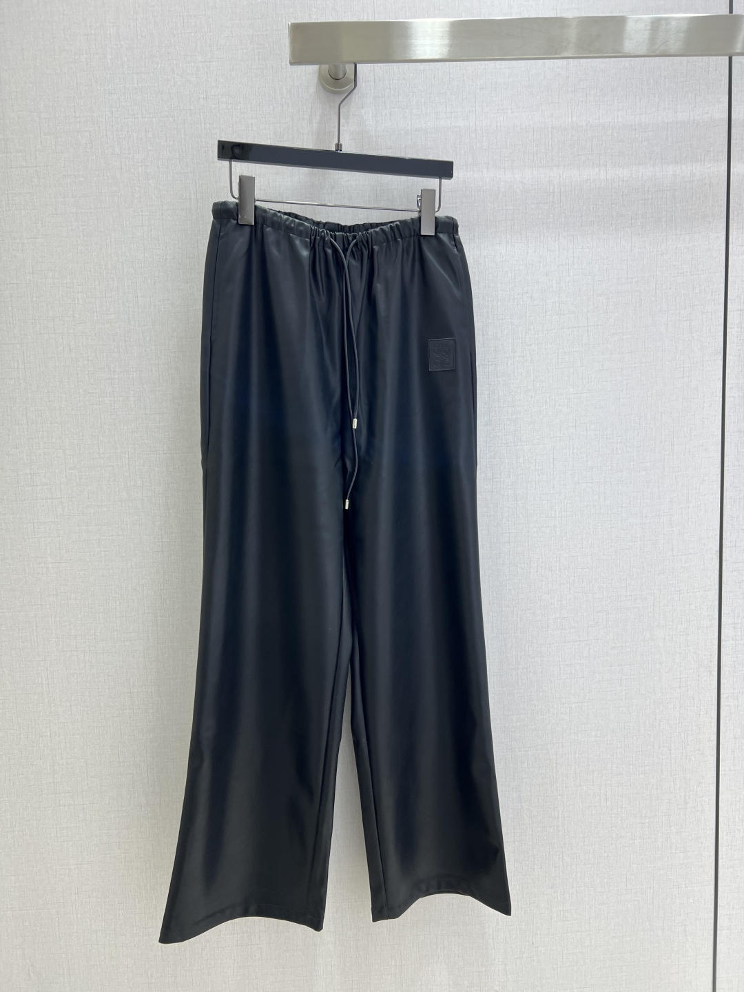 NO:506172,Highly recommended LOE*2025 early autumn new style, hooded leather jacket, long sleeve jacket, drawstring straight trousers, separate batches, 100% unique custom PU leather, fashionable and handsome, high-end production!  Very unique taste and personality classic style design is simple and elegant. Unique craftsmanship. More exquisite and delicate. One color. SML code. High-quality trousers. ABC, loewe, jackets & coats. Leather jacket, hats, alexander wang.19860909强烈推荐 LOE*2025早秋新款 连帽皮衣长袖外套抽绳直筒长裤 分开批 百分百独特定制PU皮 时尚帅气 高版出品！很独特的品味与个性经典款版型设计简洁而优雅 独特的工艺 多了一份精致与细腻 一个色 SML码 高品 长裤ABC,,loewe,jackets & coats,leather jacket,hats,alexander wang,Women's clothing