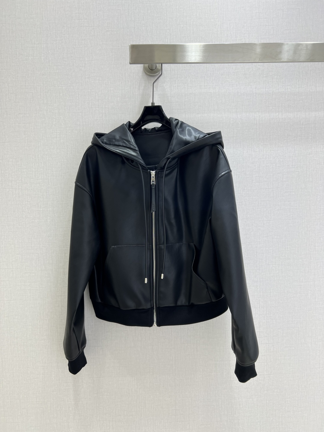 NO:506175,Highly recommended LOE*2025 early autumn new style, hooded leather jacket, long sleeve jacket, drawstring straight trousers, separate batches, 100% unique custom PU leather, fashionable and handsome, high-end production!  Very unique taste and personality classic style design is simple and elegant. Unique craftsmanship. A more exquisite and delicate color. SML code. High-quality jackets. ABC, loewe, jackets & coats. Leather jackets,hats,alexander wang.19860909强烈推荐 LOE*2025早秋新款 连帽皮衣长袖外套抽绳直筒长裤 分开批 百分百独特定制PU皮 时尚帅气 高版出品！很独特的品味与个性经典款版型设计简洁而优雅 独特的工艺 多了一份精致与细腻 一个色 SML码 高品质外套ABC,,loewe,jackets & coats,leather jacket,hats,alexander wang,Women's clothing