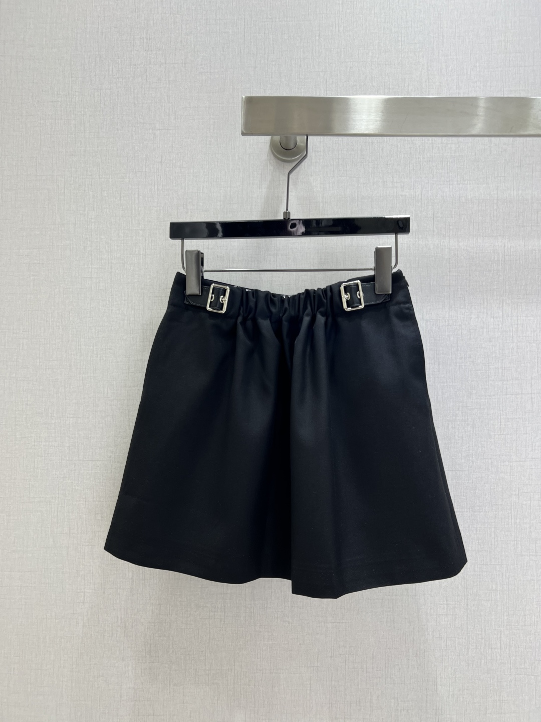 NO:506210,Highly recommended LOE*2025 early autumn new style, simple pleated skirt, fashionable, low-key, temperament, luxury and high-end!  The style is versatile and not picky. The original customized fabric depends on the quality of the workmanship. It is a must-have for white, rich and beautiful people!  Two colors SMLXL code high quality ABC, loewe, skirts, alexander wang19860909强烈推荐 LOE*2025早秋新款 简约压褶半裙 时髦低调气质又奢华高级！版型百搭不挑人,原版定制面料 做工品质看细节.白富美必入！两个色 SMLXL码 高品质ABC,,loewe,skirts,alexander wang,Women's clothing