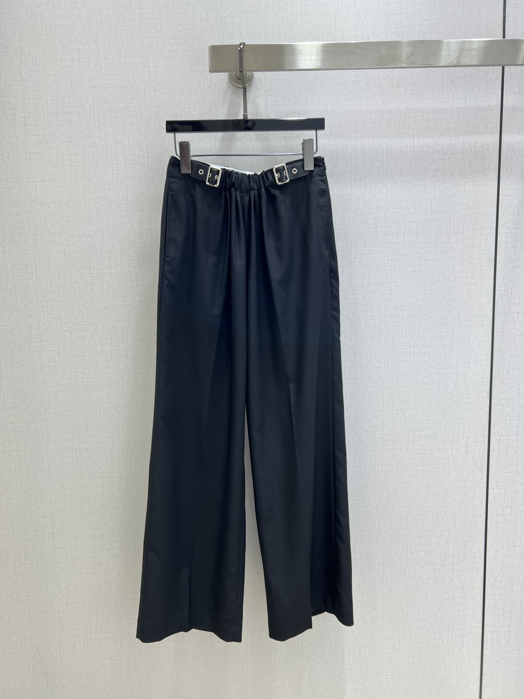 NO:506186,Highly recommended LOE*2025 early autumn new style, straight-leg trousers, fashionable, low-key, temperament, luxury and high-end!  The style is versatile and not picky. The original customized fabric depends on the quality of the workmanship. It is a must-have for white, rich and beautiful people!  Two colors SMLXL code high quality ABC, loewe, business suit, alexander wang19860909强烈推荐 LOE*2025早秋新款 西装直筒长裤 时髦低调气质又奢华高级！版型百搭不挑人,原版定制面料 做工品质看细节.白富美必入！两个色 SMLXL码 高品质ABC,,loewe,business suit,alexander wang,Women's clothing