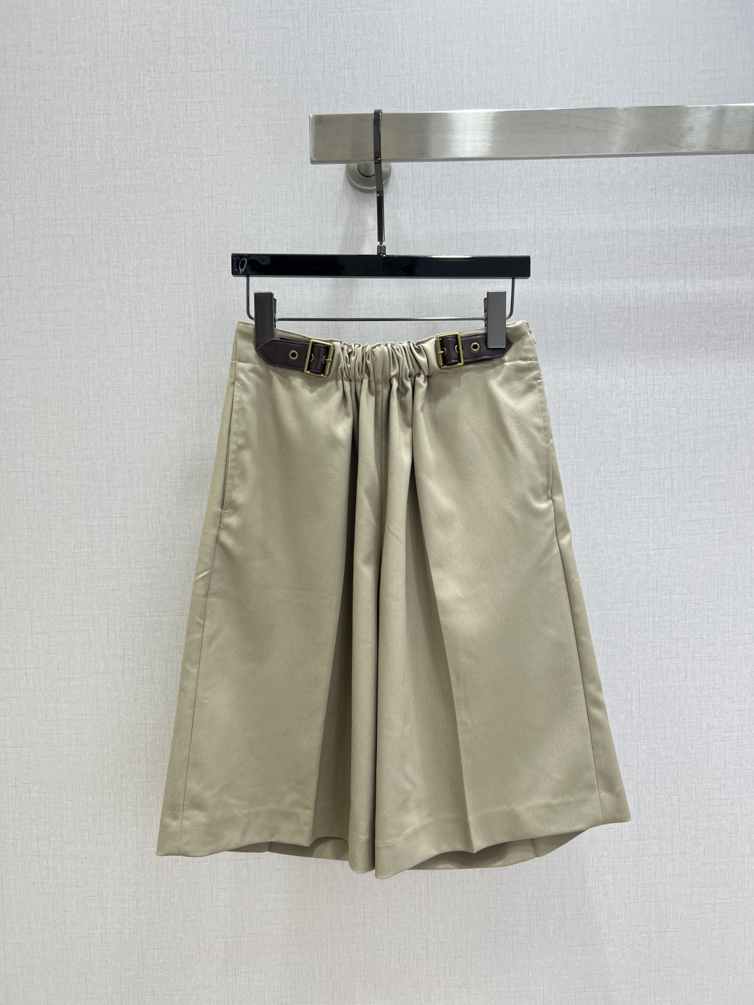 NO:506198,Highly recommended LOE*2025 early autumn new style, leather logo suit and mid-pants, fashionable, low-key, temperament, luxury and high-end!  The style is versatile and not picky. The original customized fabric depends on the quality of the workmanship. It is a must-have for white, rich and beautiful people!  Two colors SMLXL code high quality ABC, loewe, business suit, alexander wang19860909强烈推荐 LOE*2025早秋新款 皮标logo西装中裤 时髦低调气质又奢华高级！版型百搭不挑人,原版定制面料 做工品质看细节.白富美必入！两个色 SMLXL码 高品质ABC,,loewe,business suit,alexander wang,Women's clothing