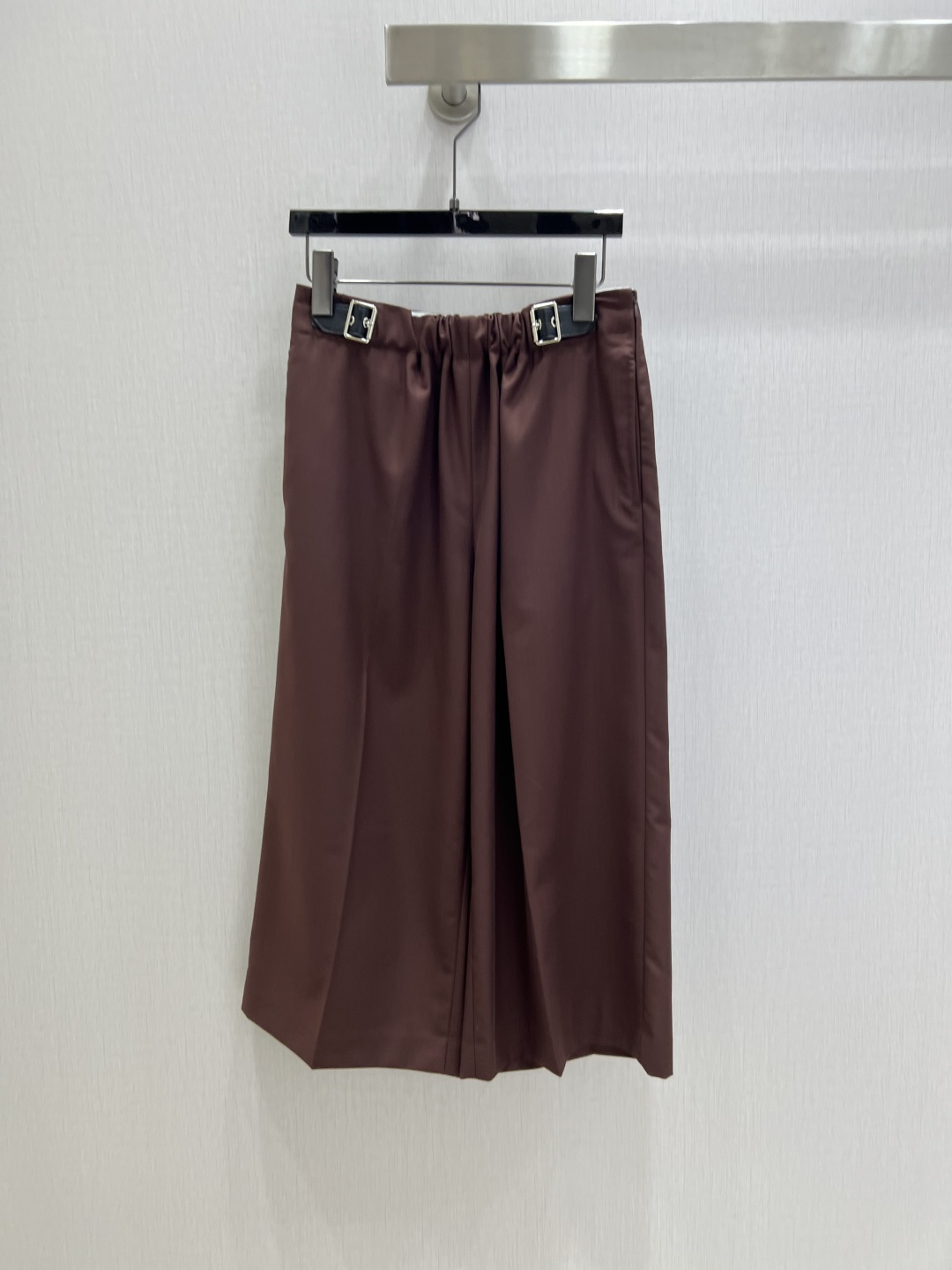 NO:506195,Highly recommended LOE*2025 early autumn new style, straight-leg cropped pants, fashionable, low-key, temperament, luxury and high-end!  The style is versatile and not picky. The original customized fabric depends on the quality of the workmanship. It is a must-have for white, rich and beautiful people!  One color SMLXL code high quality ABC, loewe, business suit, alexander wang19860909强烈推荐 LOE*2025早秋新款 西装直筒七分裤 时髦低调气质又奢华高级！版型百搭不挑人,原版定制面料 做工品质看细节.白富美必入！一个色 SMLXL码 高品质ABC,,loewe,business suit,alexander wang,Women's clothing