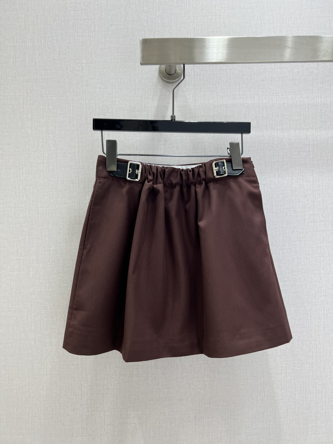 NO:506181,Highly recommended LOE*2025 early autumn new style, simple pleated skirt, fashionable, low-key, temperament, luxury and high-end!  The style is versatile and not picky. The original customized fabric depends on the quality of the workmanship. It is a must-have for white, rich and beautiful people!  Two colors SMLXL code high quality ABC, loewe, skirts, alexander wang19860909强烈推荐 LOE*2025早秋新款 简约压褶半裙 时髦低调气质又奢华高级！版型百搭不挑人,原版定制面料 做工品质看细节.白富美必入！两个色 SMLXL码 高品质ABC,,loewe,skirts,alexander wang,Women's clothing