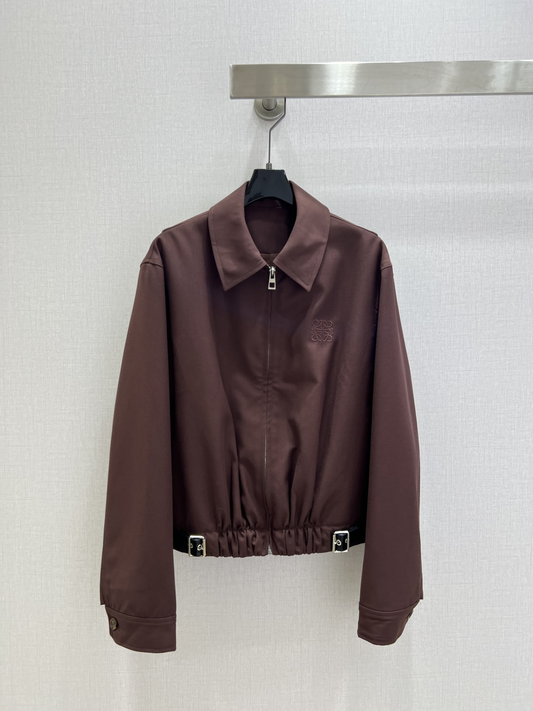 NO:506187,Highly recommended LOE*2025 early autumn new style, lapel zipper long-sleeved jacket, fashionable, low-key, temperament, luxury and high-end!  The style is versatile and not picky. The original customized fabric depends on the quality of the workmanship. It is a must-have for white, rich and beautiful people!  Two colors SMLXL code high quality ABC, loewe, jackets & coats,alexander wang19860909强烈推荐 LOE*2025早秋新款 翻领拉链长袖外套 时髦低调气质又奢华高级！版型百搭不挑人,原版定制面料 做工品质看细节.白富美必入！两个色 SMLXL码 高品质ABC,,loewe,jackets & coats,alexander wang,Women's clothing