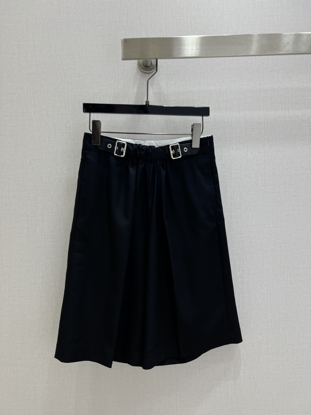 NO:506180,Highly recommended LOE*2025 early autumn new style, leather logo suit and mid-pants, fashionable, low-key, temperament, luxury and high-end!  The style is versatile and not picky. The original customized fabric depends on the quality of the workmanship. It is a must-have for white, rich and beautiful people!  Two colors SMLXL code high quality AB, loewe, business suit, alexander wang19860909强烈推荐 LOE*2025早秋新款 皮标logo西装中裤 时髦低调气质又奢华高级！版型百搭不挑人,原版定制面料 做工品质看细节.白富美必入！两个色 SMLXL码 高品质AB,,loewe,business suit,alexander wang,Women's clothing