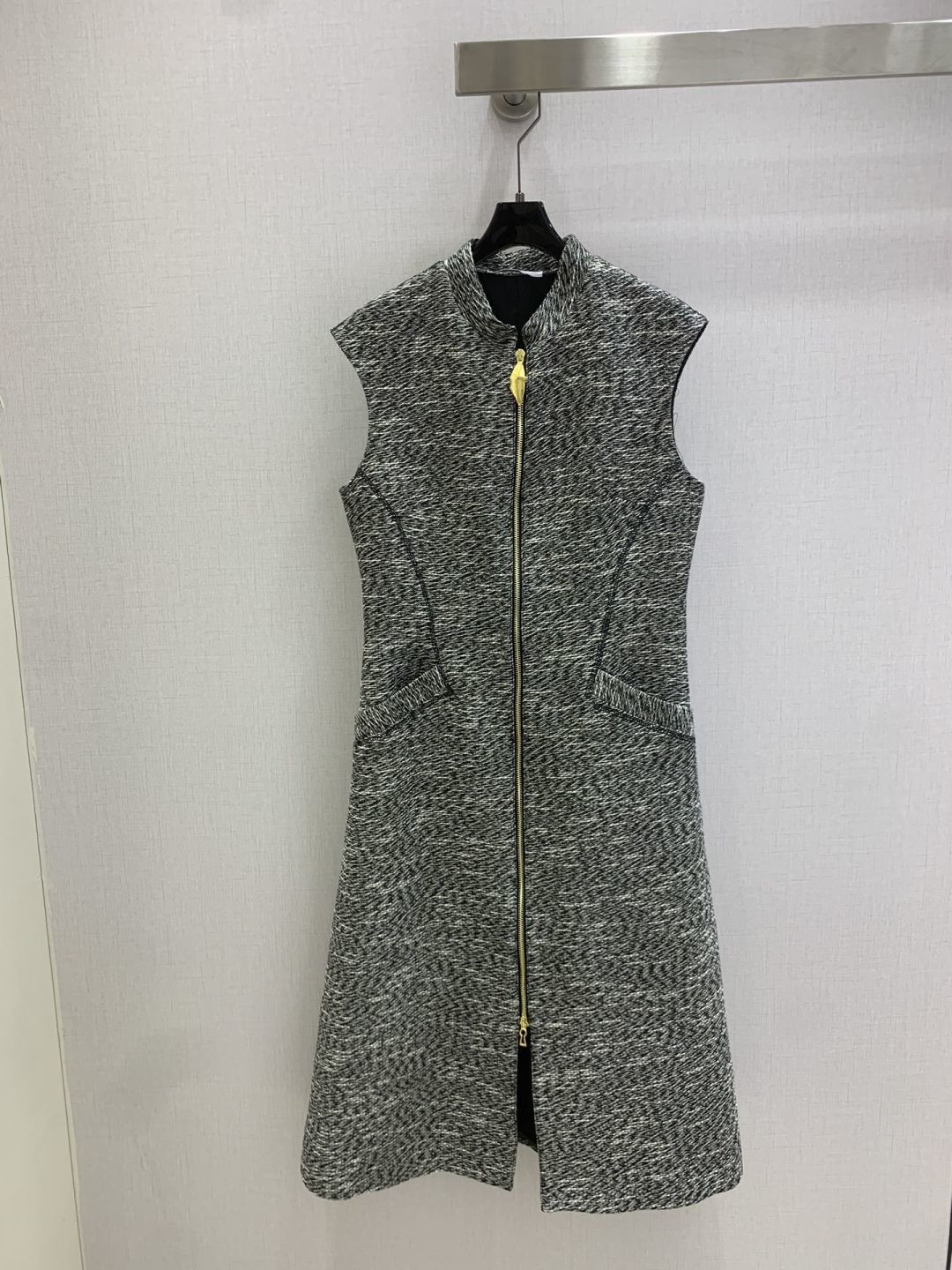 NO:506757,Highly recommended SCH* early autumn new style Sleeveless zipper slim dress High standing collar sleeveless dress Excellent texture Heat gray fabric front middle zipper decoration Custom fabric One color SML code High quality ABC, skirts, alexander wang19860909强烈推荐 SCH*早秋新款 无袖拉链修身连衣裙 高立领无袖连衣裙 质感超棒 麻灰面料前中拉链装饰 定制面料 一个色 SML码 高品质ABC,,skirts,alexander wang,Women's clothing