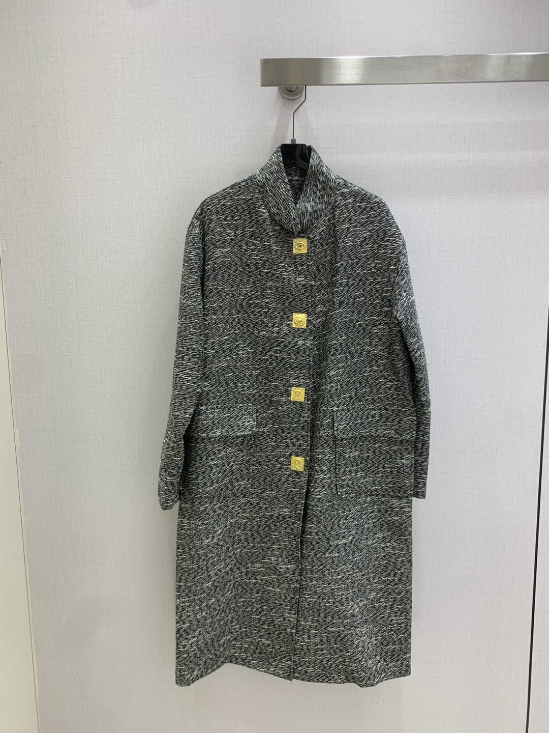 NO:506778,Highly recommended SCH* early autumn new style stand collar coat long sleeve coat hemp gray fabric metal button decoration old money style heavy craftsmanship excellent texture one color SML code high quality ABC,,jackets & coats,alexander wang19860909强烈推荐 SCH*早秋新款 立领大衣长袖外套 麻灰面料 金属扣子装饰 老钱风 重工艺 质感超棒 一个色 SML码 高品质ABC,,jackets & coats,alexander wang,Women's clothing