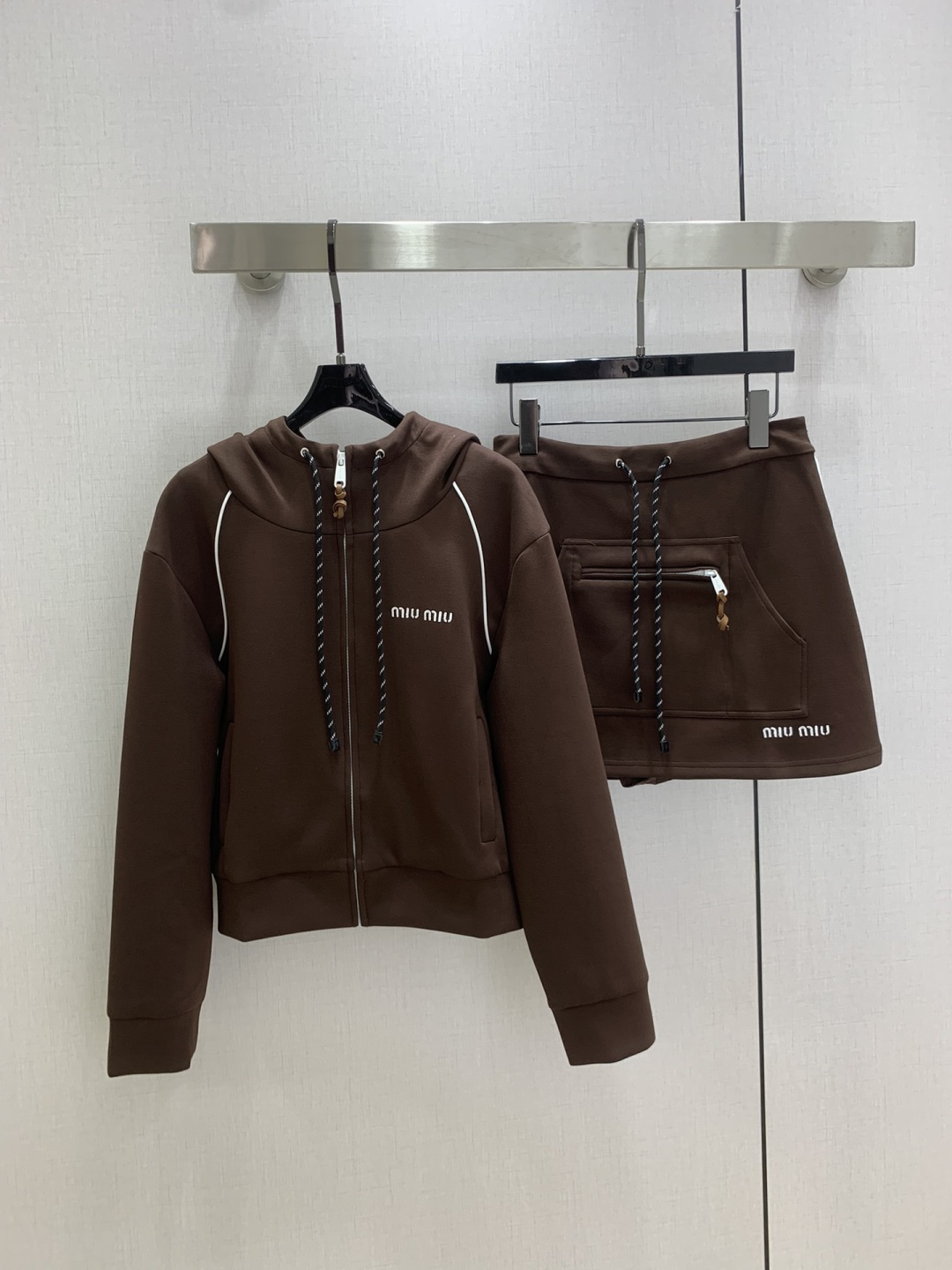 NO:506749,Highly recommended MIU* early autumn new style, hooded zipper skirt suit, space cotton fabric, extremely comfortable, there is no reason to refuse it. Ke AKI Sa's style, everyday commuting wear is very OK, not picky about occasions. The design is unique, the sense of layering is richer, and the small details are too important. Two colors SML code, high-quality ABC,,miumiu, skirts,hats,alexander wang19860909强烈推荐 MIU*早秋新款 连帽拉链半裙套装 太空棉面料 舒适度极强 没有理由可以拒绝它.可A可飒的风格,日常通勤穿什么的都是很OK的,不挑场合的.设计独特 层次感更加丰富,满满小细节太加分了 两个色 SML码 高品质ABC,,miumiu,skirts,hats,alexander wang,Women's clothing