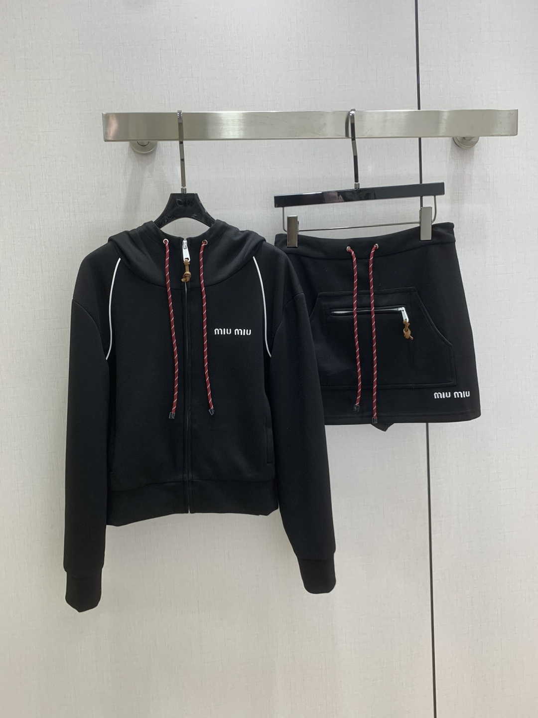 NO:506758,Highly recommended MIU* early autumn new style, hooded zipper skirt suit, space cotton fabric, extremely comfortable, there is no reason to refuse it. Ke AKI Sa's style, everyday commuting wear is very OK, not picky about occasions. The design is unique, the sense of layering is richer, and the small details are too important. Two colors SML code, high-quality ABC,,miumiu, skirts,hats,alexander wang19860909强烈推荐 MIU*早秋新款 连帽拉链半裙套装 太空棉面料 舒适度极强 没有理由可以拒绝它.可A可飒的风格,日常通勤穿什么的都是很OK的,不挑场合的.设计独特 层次感更加丰富,满满小细节太加分了 两个色 SML码 高品质ABC,,miumiu,skirts,hats,alexander wang,Women's clothing