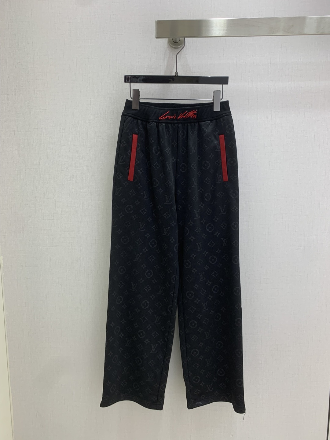 NO:506800,Highly recommended LV* early autumn new style, embroidered straight trousers, not picky about body shape requirements, especially good on the upper body!  The matching style is also very popular. Exquisite and high-end customization. The textured fabric is super texture. Retro and elegant. The upper body is cool and handsome. The age-reducing fashionable style. Two colors. SML code. High-quality ABC,,louis vuitton,alexander wang.19860909强烈推荐 LV*早秋新款 刺绣压花直筒长裤 不挑剔身形要求 上身特别赞！搭配的风格也很通吃 精致高级定制 富有肌理感的面料质感超赞 复古优雅 上身酷帅减龄时髦精 两个色 SML码 高品质ABC,,louis vuitton,alexander wang,Women's clothing