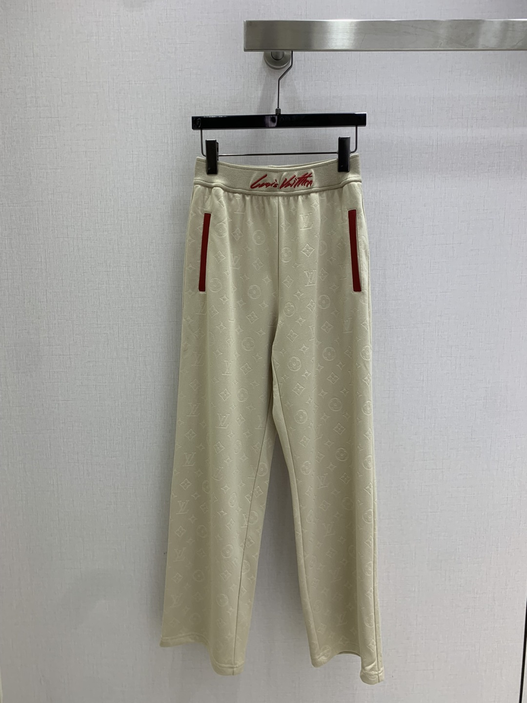 NO:506810,Highly recommended LV* early autumn new style, embroidered straight trousers, not picky about body shape requirements, especially good on the upper body!  The matching style is also very popular. Exquisite and high-end customization. The textured fabric is super texture. Retro and elegant. The upper body is cool and handsome. The age-reducing fashionable style. Two colors. SML code. High-quality ABC,,louis vuitton,alexander wang.19860909强烈推荐 LV*早秋新款 刺绣压花直筒长裤 不挑剔身形要求 上身特别赞！搭配的风格也很通吃 精致高级定制 富有肌理感的面料质感超赞 复古优雅 上身酷帅减龄时髦精 两个色 SML码 高品质ABC,,louis vuitton,alexander wang,Women's clothing