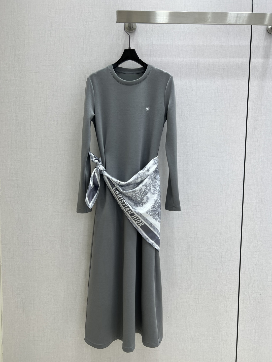 NO:507665,Highly recommended DIO*2025 early autumn new style, scarf round neck long sleeve dress, small bee embroidery decoration, matched with printed silk scarf, one color, SML code, high quality ABC,,dior, skirts, alexander wang19860909强烈推荐 DIO*2025早秋新款 丝巾圆领长袖连衣裙小蜜蜂刺绣装饰 搭配印花丝巾 一个色 SML码 高品质ABC,,dior,skirts,alexander wang,Women's clothing